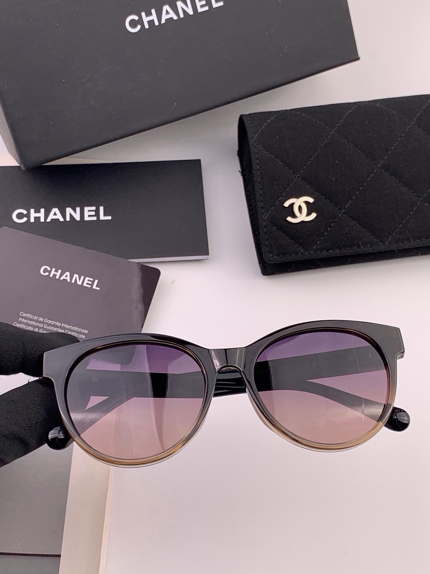 🆕   【CHANEL】香奈儿 新款潮流爆款 时尚圆框太阳镜 佩戴舒适 网红潮款墨镜  女士高清加厚偏光太阳镜🕶️ 🎉高