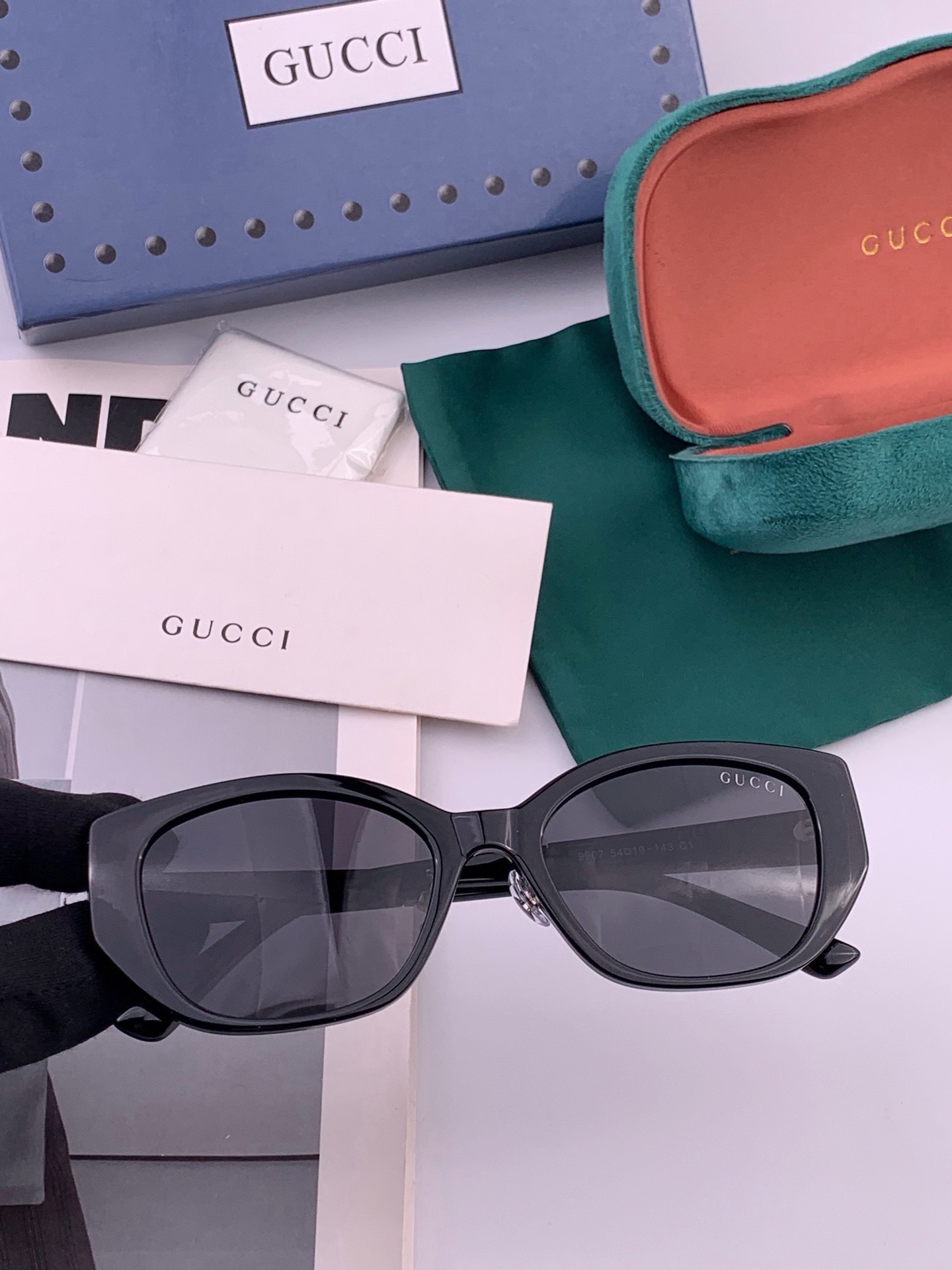 🆕   GUCCI  新款偏光太眼镜，情侣款时尚方框太阳镜佩戴舒适网红潮流款墨镜，大气女人范儿，大脸小脸都好看 ！型号：