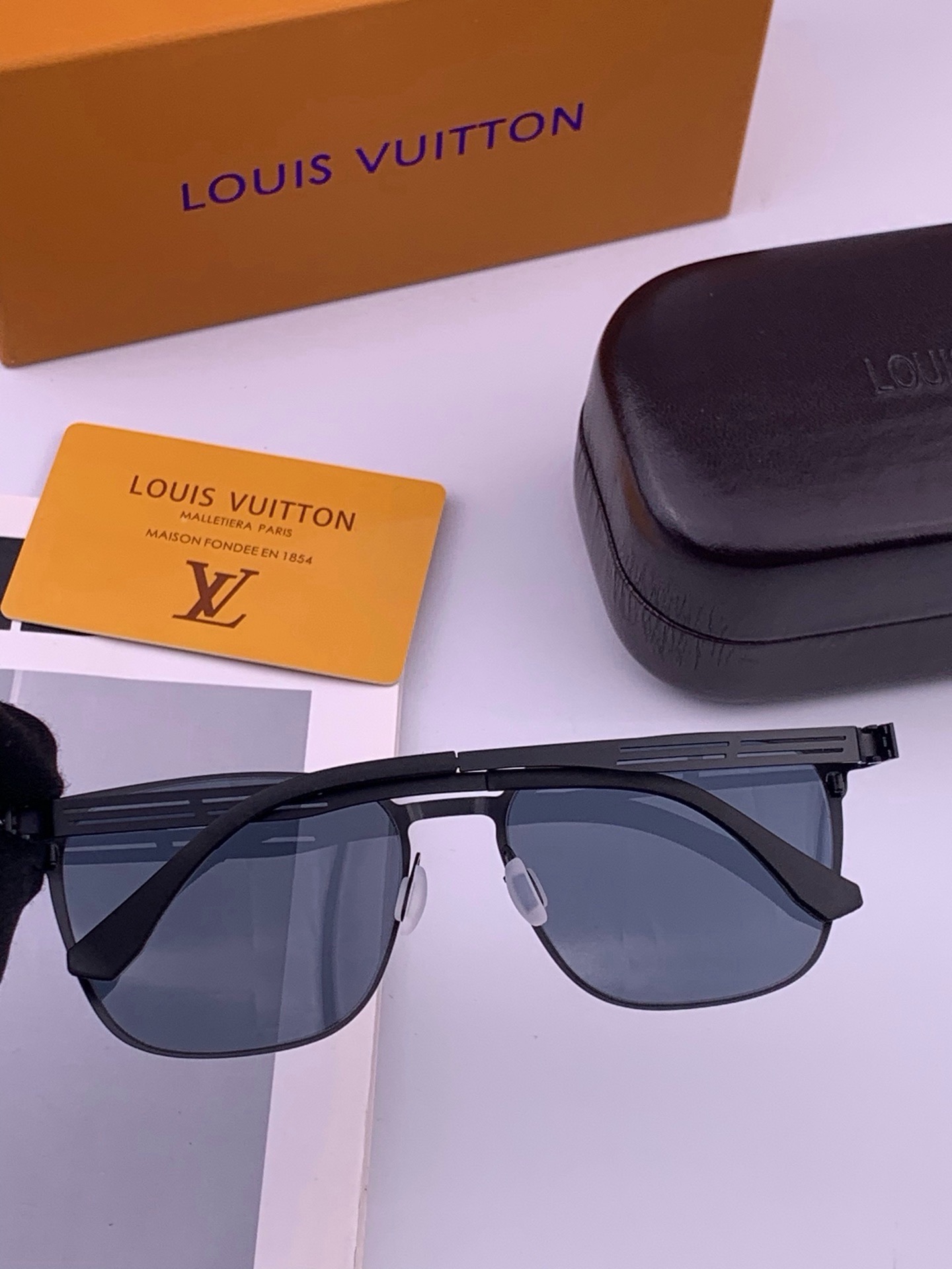 🆕 ♦️LV 新款男女情侣款太阳镜多边形墨镜i🆕 P电镀永不褪色 超轻超有弹性整幅眼镜无螺丝重要的是压不坏 高清尼龙镜片