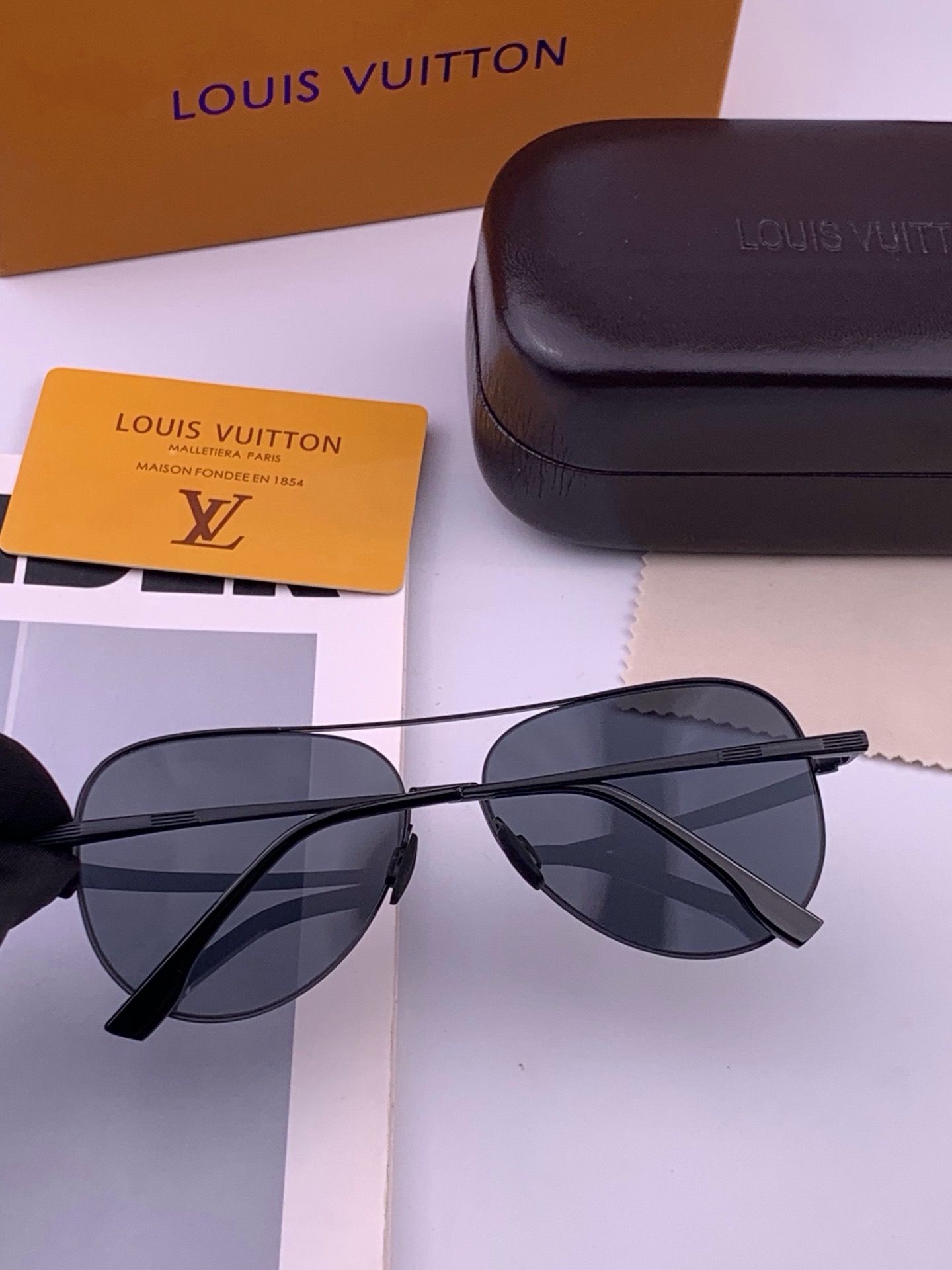 🆕       LV 男款炫彩飞行员偏光太阳镜 ❤️材质：高清尼龙加厚卡槽高清偏光镜片 🌹无边框镜架💕颜👍型号：L589