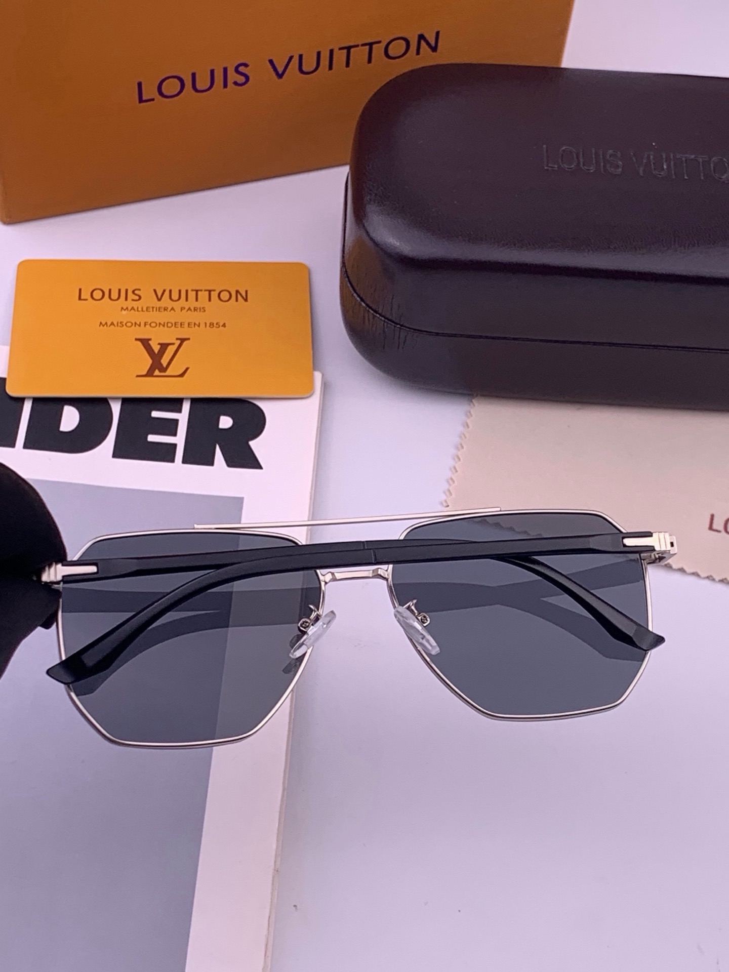 🆕       LV 男款炫彩飞行员偏光太阳镜 ❤️材质：高清尼龙加厚卡槽高清偏光镜片 🌹无边框镜架💕颜👍型号：L889
