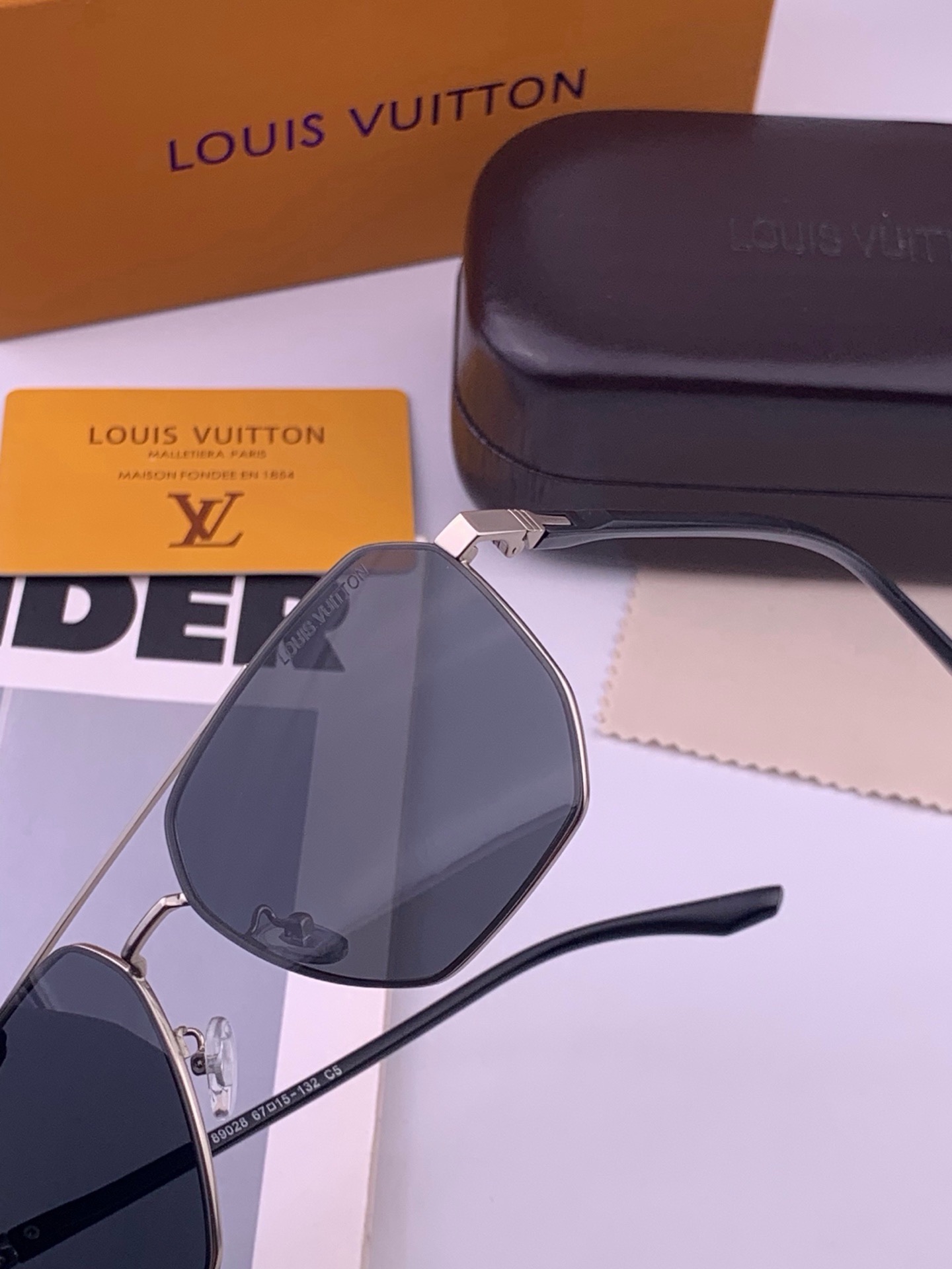🆕       LV 男款炫彩飞行员偏光太阳镜 ❤️材质：高清尼龙加厚卡槽高清偏光镜片 🌹无边框镜架💕颜👍型号：L889