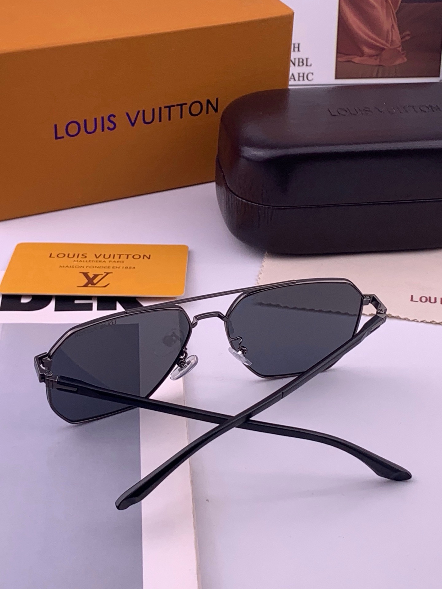 🆕       LV 男款炫彩飞行员偏光太阳镜 ❤️材质：高清尼龙加厚卡槽高清偏光镜片 🌹无边框镜架💕颜👍型号：L889