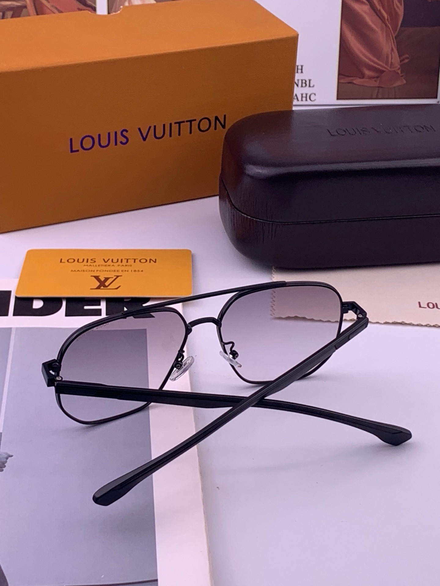 🆕       LV 男款炫彩飞行员偏光太阳镜 ❤️材质：高清尼龙加厚卡槽高清偏光镜片 🌹无边框镜架💕颜👍型号：L889