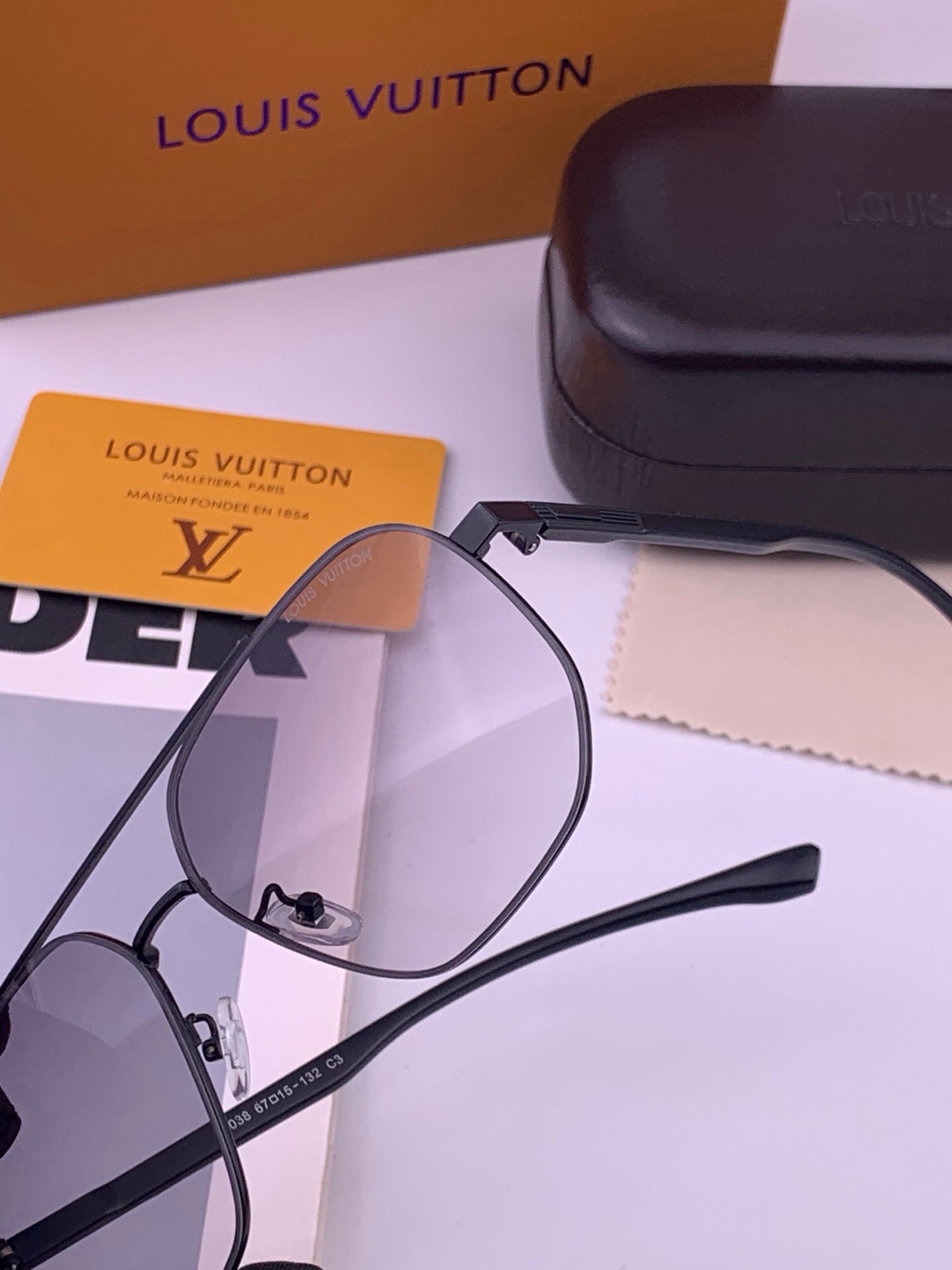 🆕       LV 男款炫彩飞行员偏光太阳镜 ❤️材质：高清尼龙加厚卡槽高清偏光镜片 🌹无边框镜架💕颜👍型号：L889
