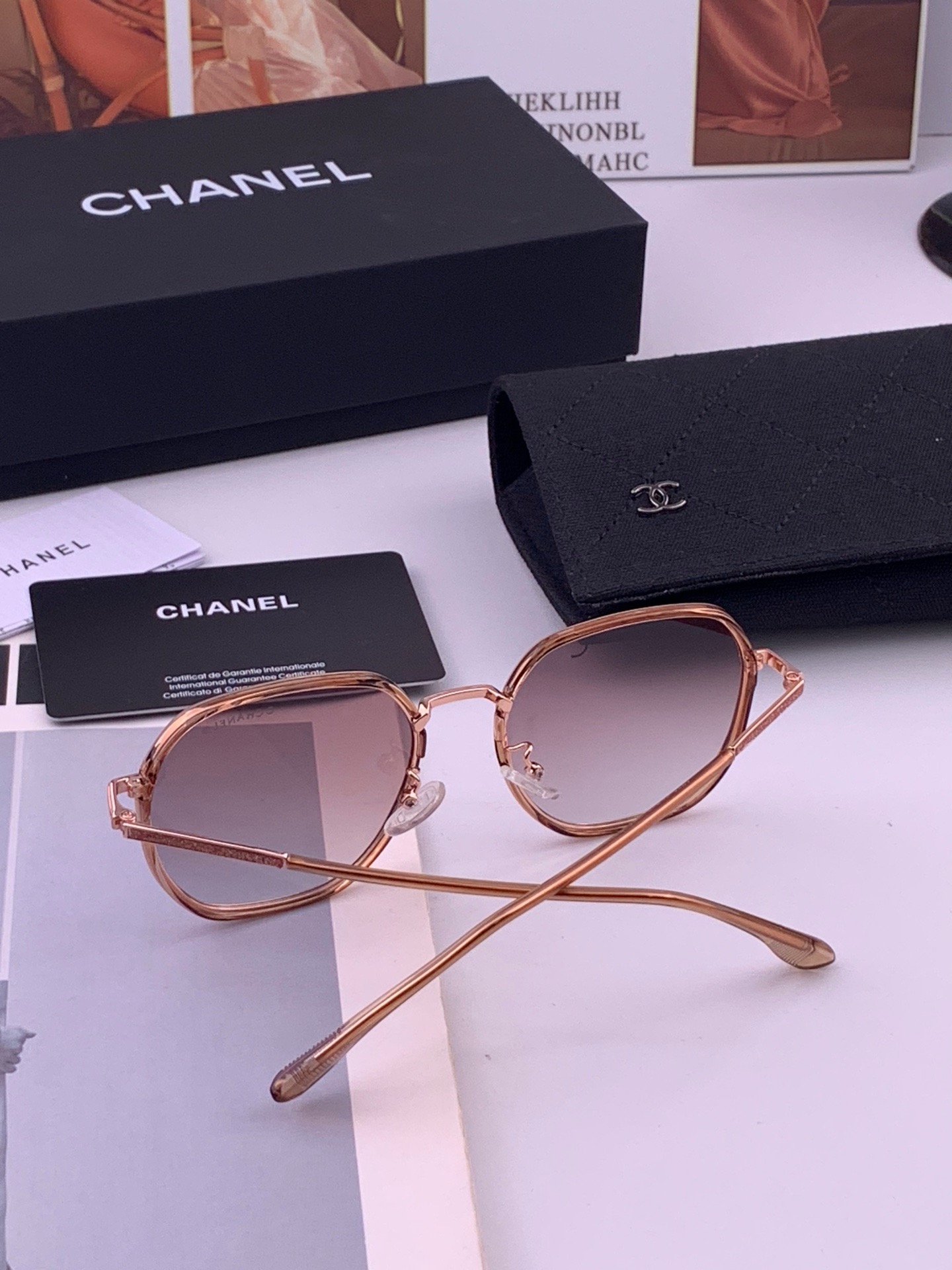 🆕    新品CHANEL 香奈儿太阳镜以独特魅力和前卫风格诠释春夏最新眼镜，质感超好佩带舒适 型号：CH9375