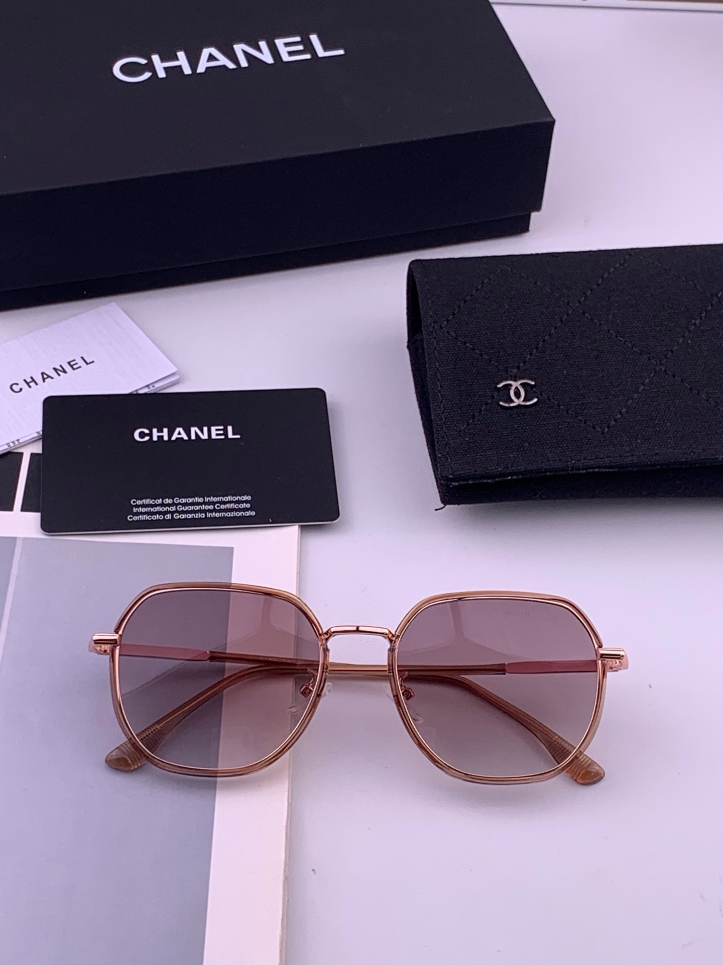 🆕    新品CHANEL 香奈儿太阳镜以独特魅力和前卫风格诠释春夏最新眼镜，质感超好佩带舒适 型号：CH9375