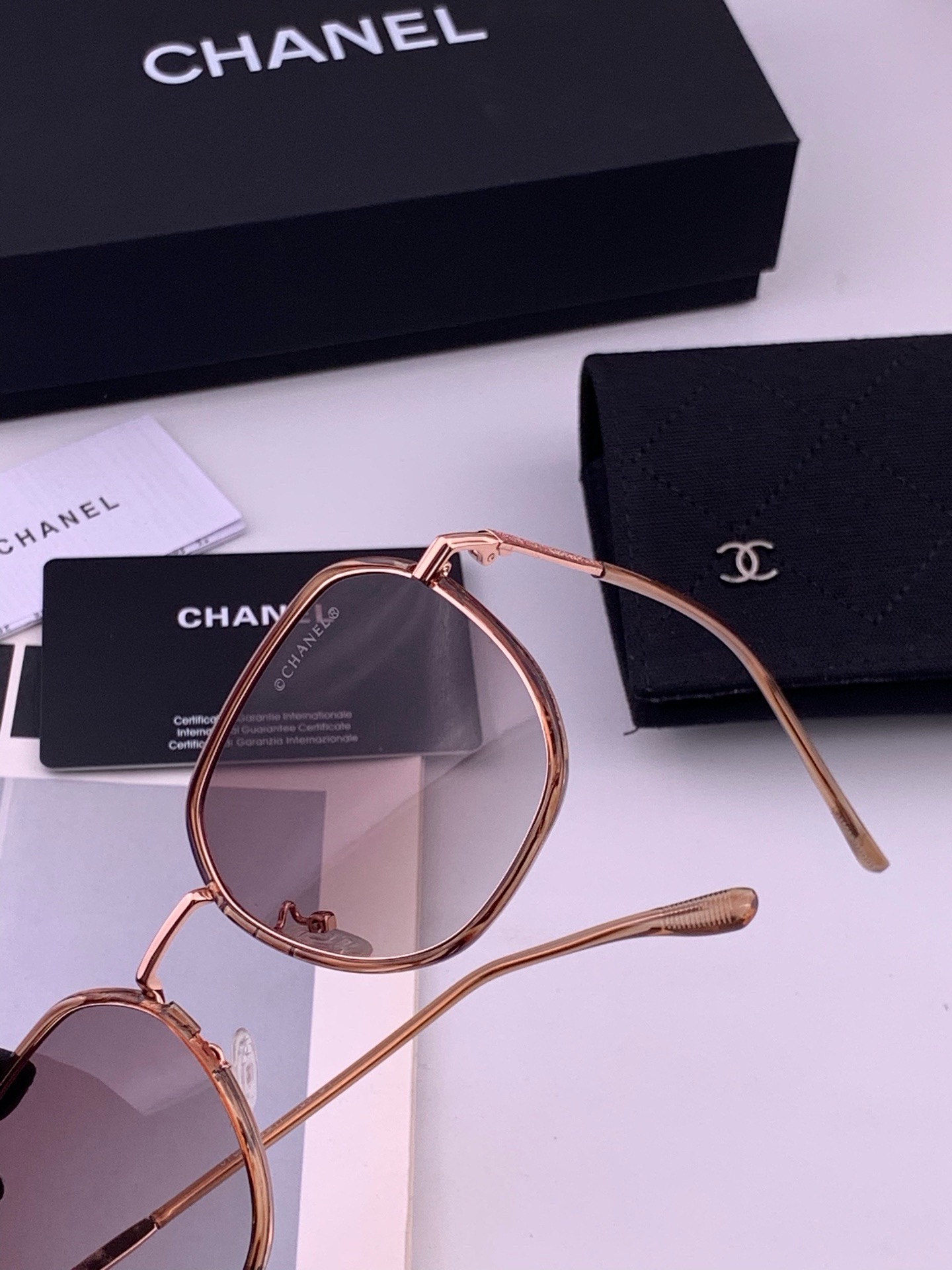 🆕    新品CHANEL 香奈儿太阳镜以独特魅力和前卫风格诠释春夏最新眼镜，质感超好佩带舒适 型号：CH9375