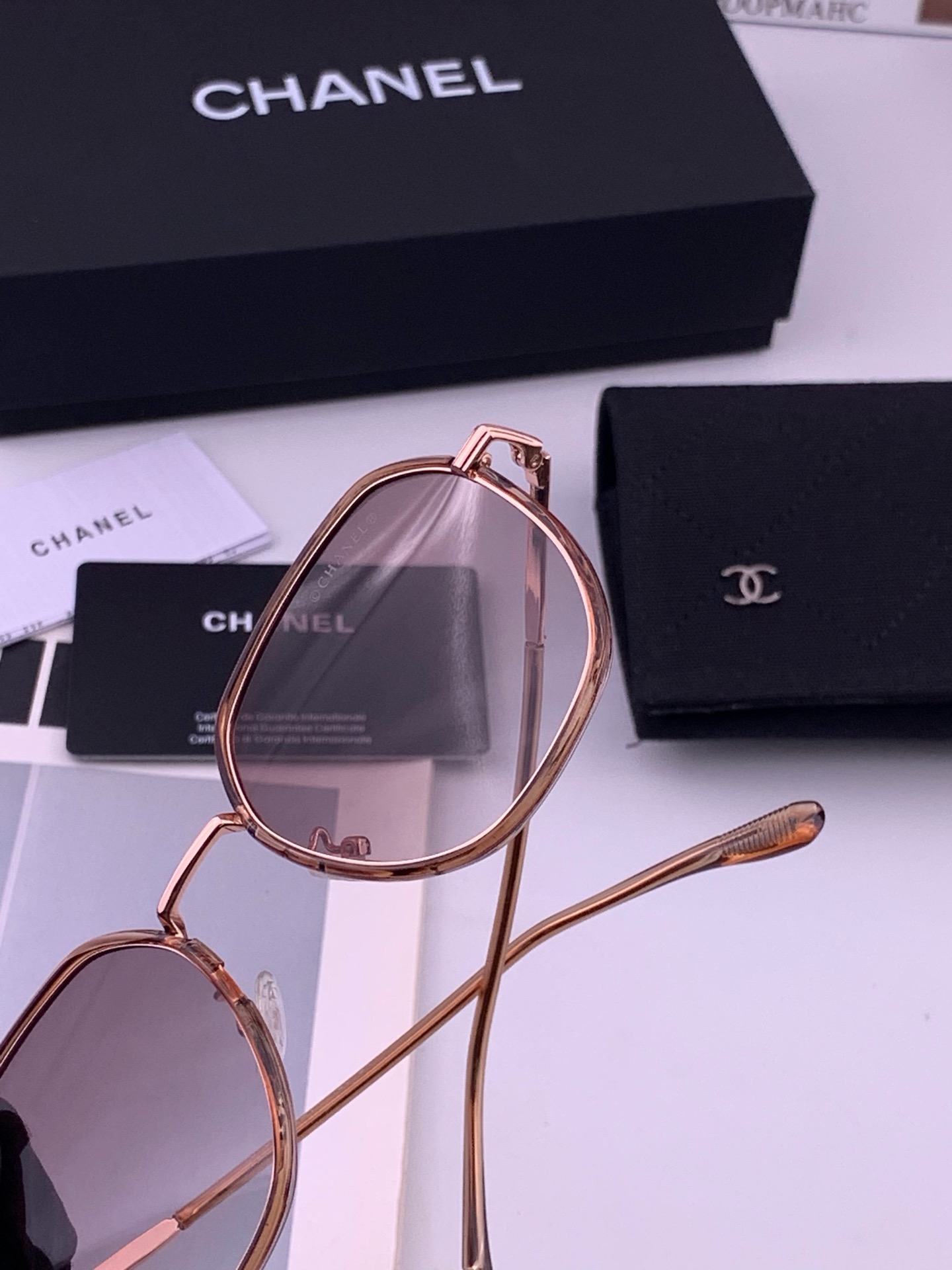 🆕    新品CHANEL 香奈儿太阳镜以独特魅力和前卫风格诠释春夏最新眼镜，质感超好佩带舒适 型号：CH9375