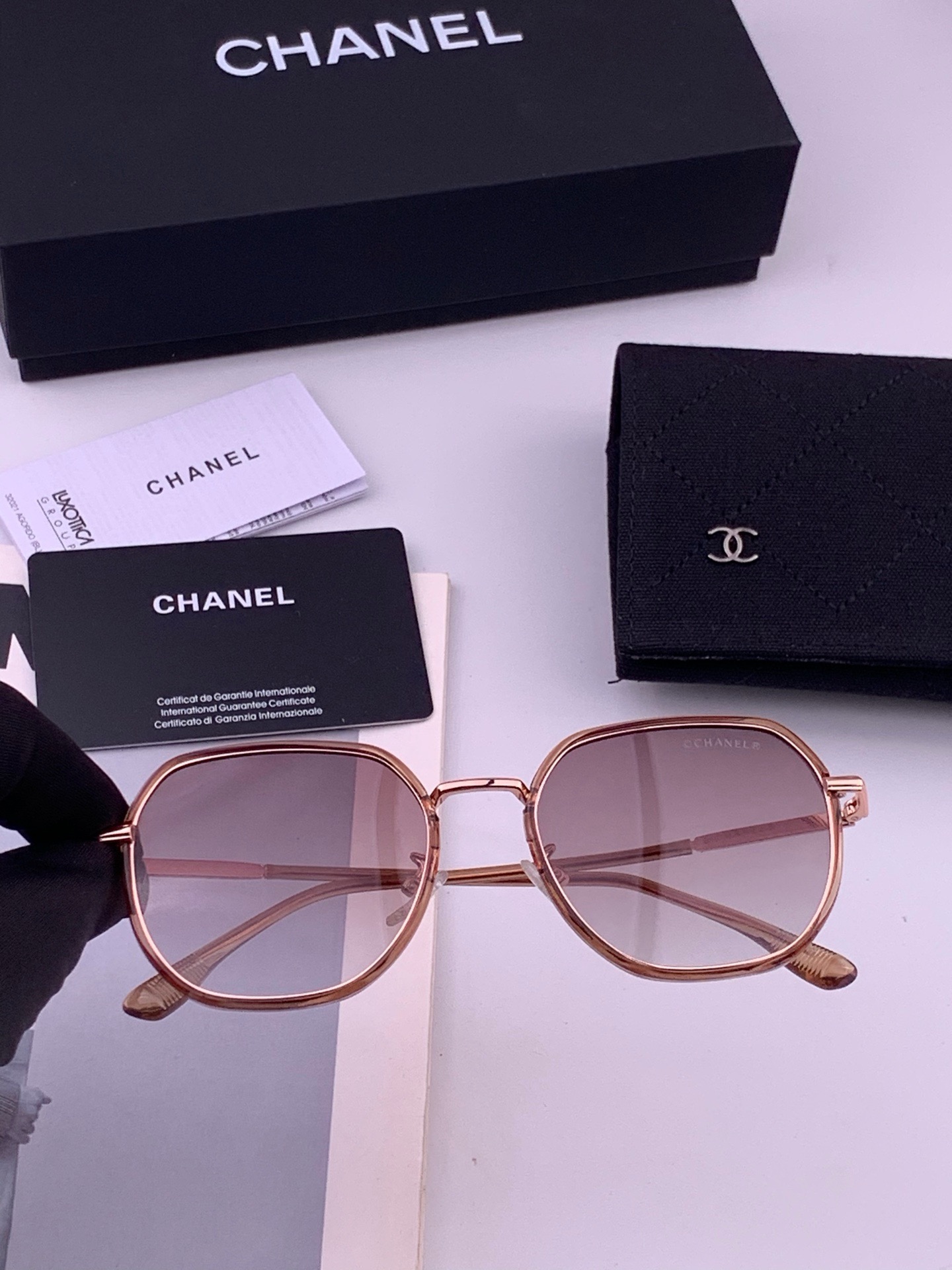 🆕    新品CHANEL 香奈儿太阳镜以独特魅力和前卫风格诠释春夏最新眼镜，质感超好佩带舒适 型号：CH9375