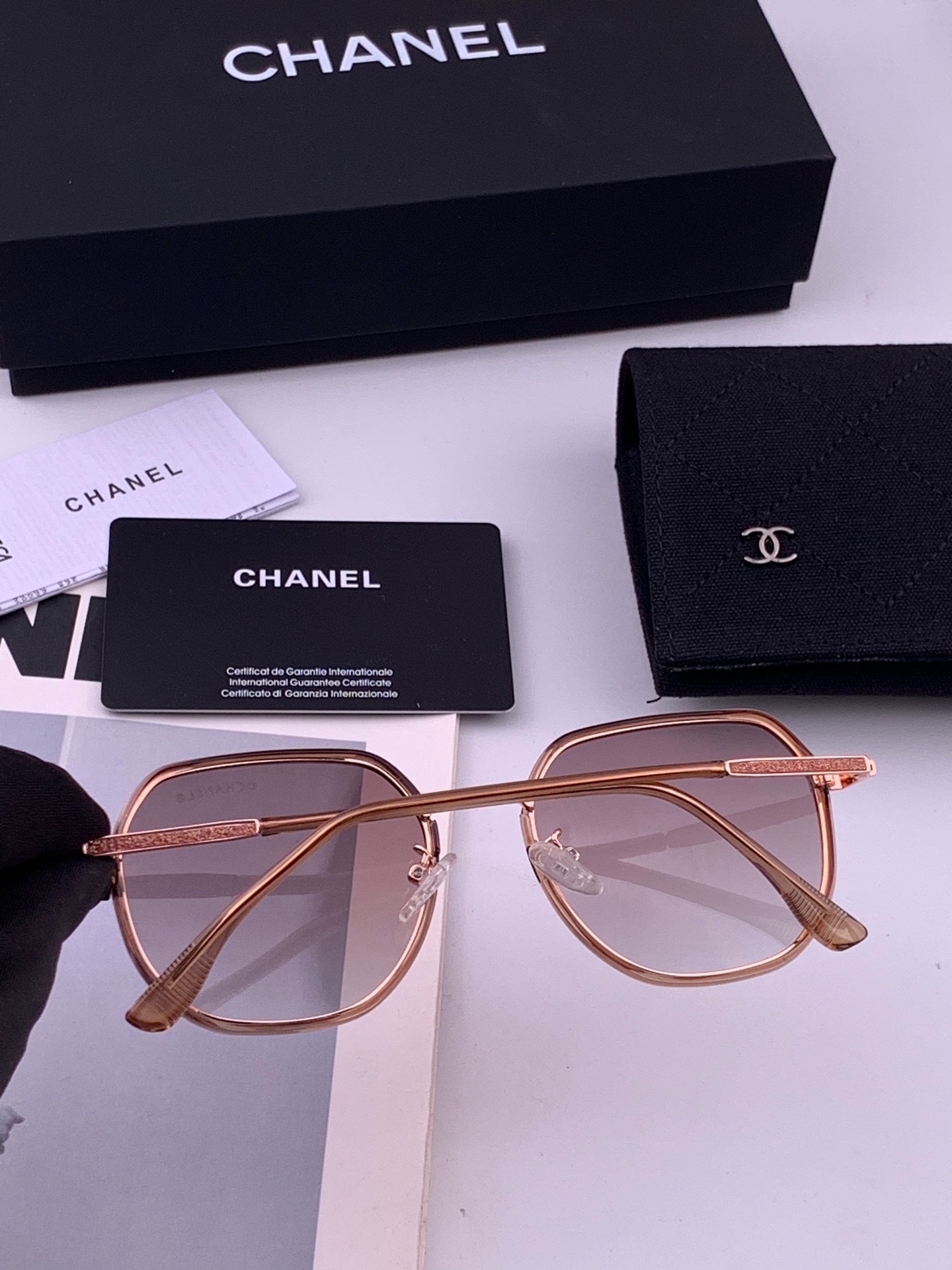 🆕    新品CHANEL 香奈儿太阳镜以独特魅力和前卫风格诠释春夏最新眼镜，质感超好佩带舒适 型号：CH9375
