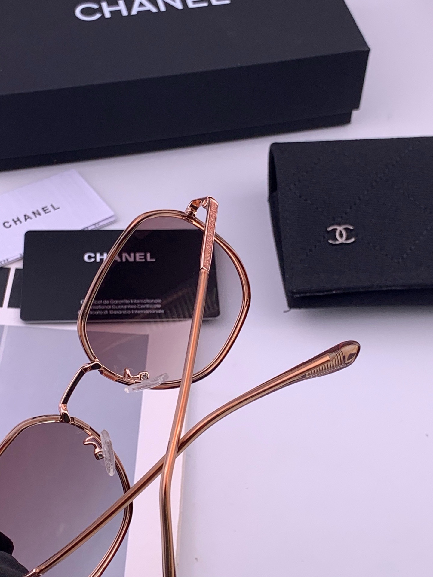 🆕    新品CHANEL 香奈儿太阳镜以独特魅力和前卫风格诠释春夏最新眼镜，质感超好佩带舒适 型号：CH9375