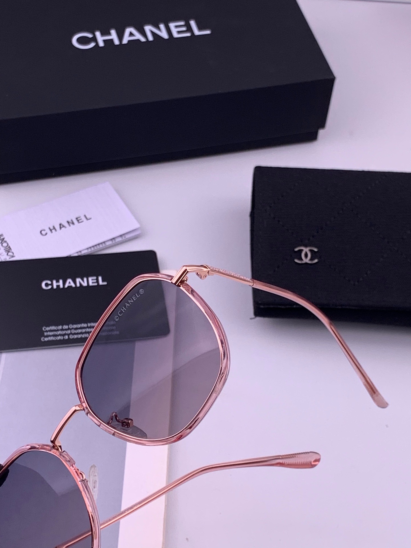 🆕    新品CHANEL 香奈儿太阳镜以独特魅力和前卫风格诠释春夏最新眼镜，质感超好佩带舒适 型号：CH9375