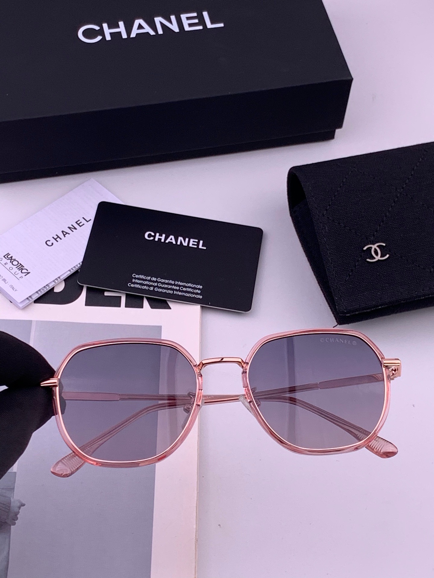 🆕    新品CHANEL 香奈儿太阳镜以独特魅力和前卫风格诠释春夏最新眼镜，质感超好佩带舒适 型号：CH9375