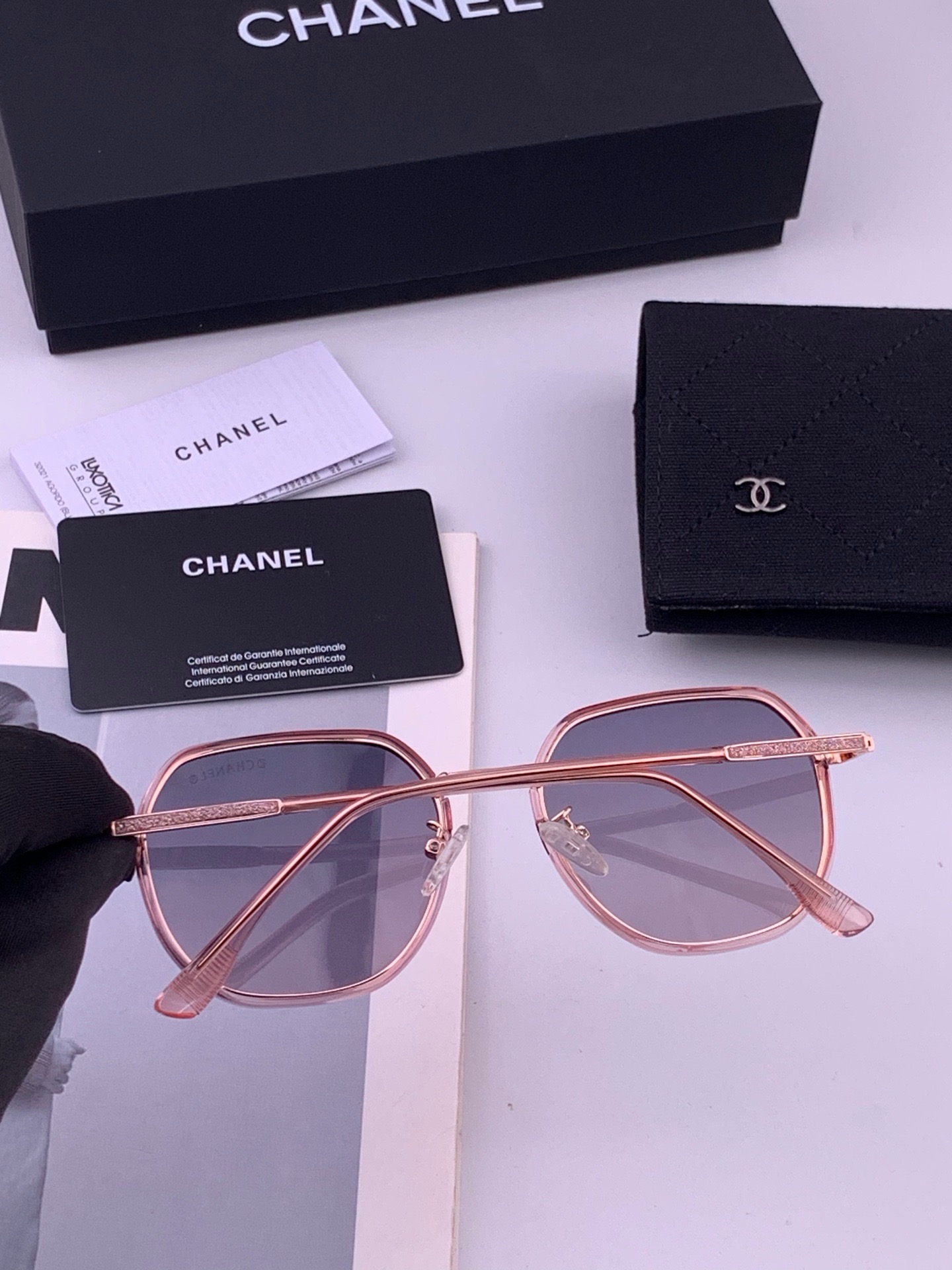 🆕    新品CHANEL 香奈儿太阳镜以独特魅力和前卫风格诠释春夏最新眼镜，质感超好佩带舒适 型号：CH9375