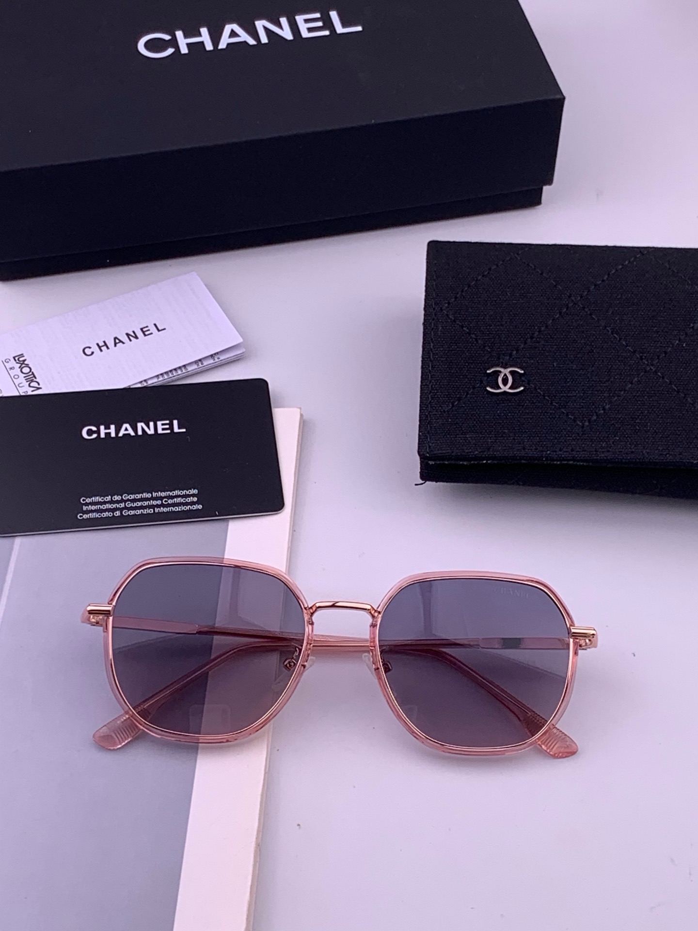 🆕    新品CHANEL 香奈儿太阳镜以独特魅力和前卫风格诠释春夏最新眼镜，质感超好佩带舒适 型号：CH9375