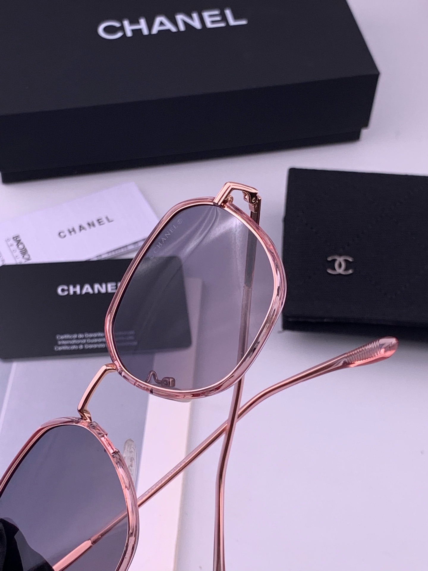 🆕    新品CHANEL 香奈儿太阳镜以独特魅力和前卫风格诠释春夏最新眼镜，质感超好佩带舒适 型号：CH9375