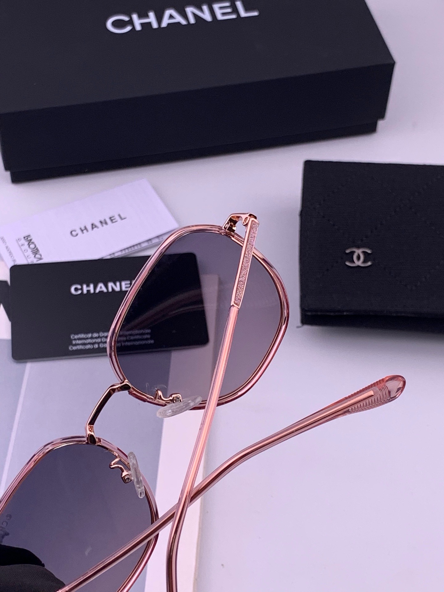 🆕    新品CHANEL 香奈儿太阳镜以独特魅力和前卫风格诠释春夏最新眼镜，质感超好佩带舒适 型号：CH9375