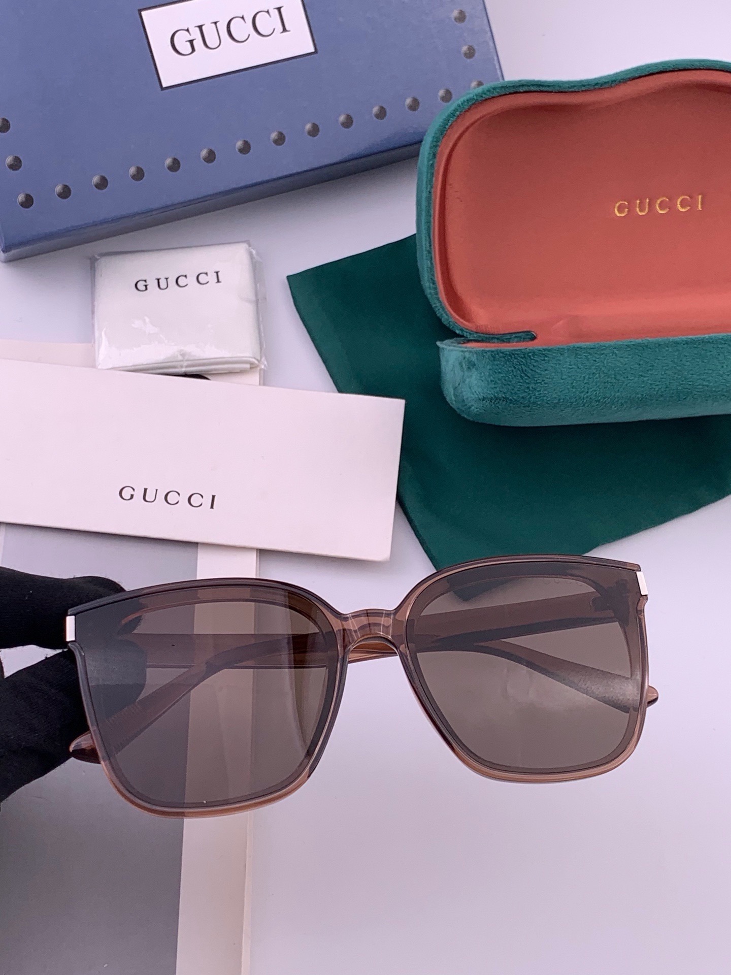 🆕   GUCCI  新款尼龙偏光太眼镜，情侣款时尚方框太阳镜佩戴舒适网红潮流款墨镜，大气女人范儿，大脸小脸都好看 ！型