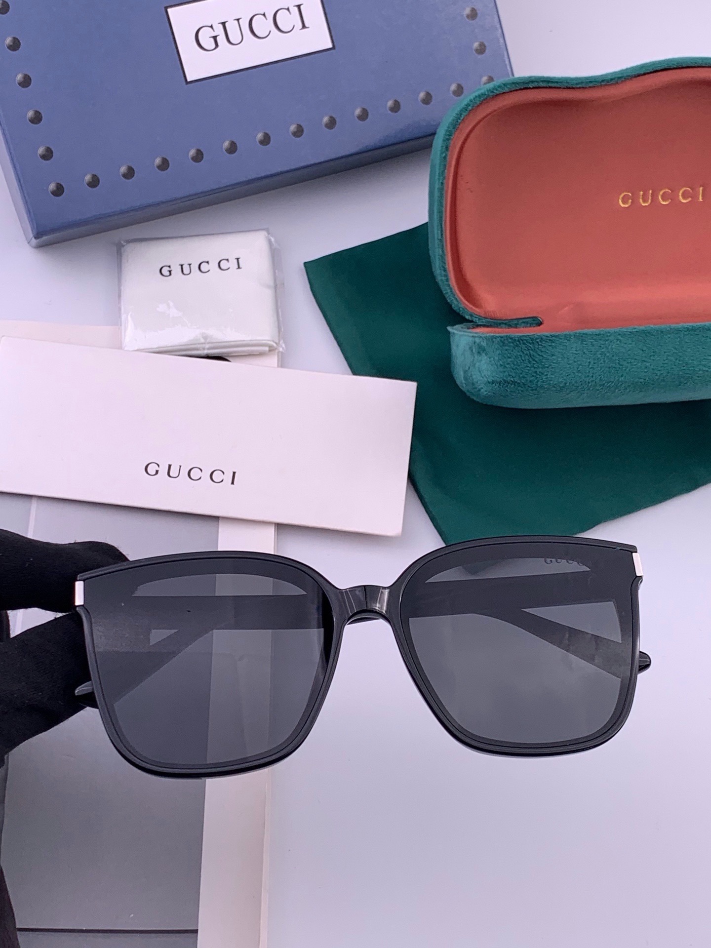🆕   GUCCI  新款尼龙偏光太眼镜，情侣款时尚方框太阳镜佩戴舒适网红潮流款墨镜，大气女人范儿，大脸小脸都好看 ！型