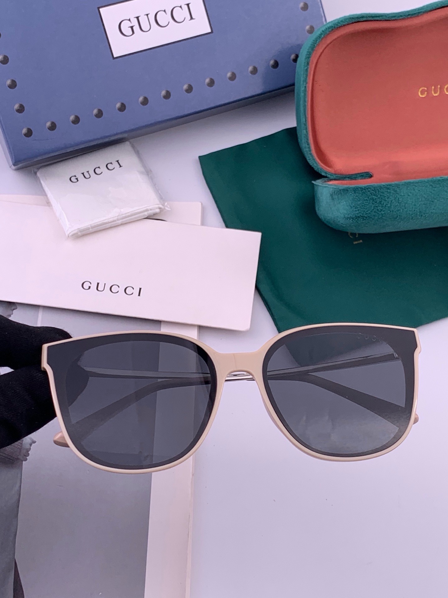 🆕   GUCCI  新款尼龙偏光太眼镜，情侣款时尚方框太阳镜佩戴舒适网红潮流款墨镜，大气女人范儿，大脸小脸都好看 ！型