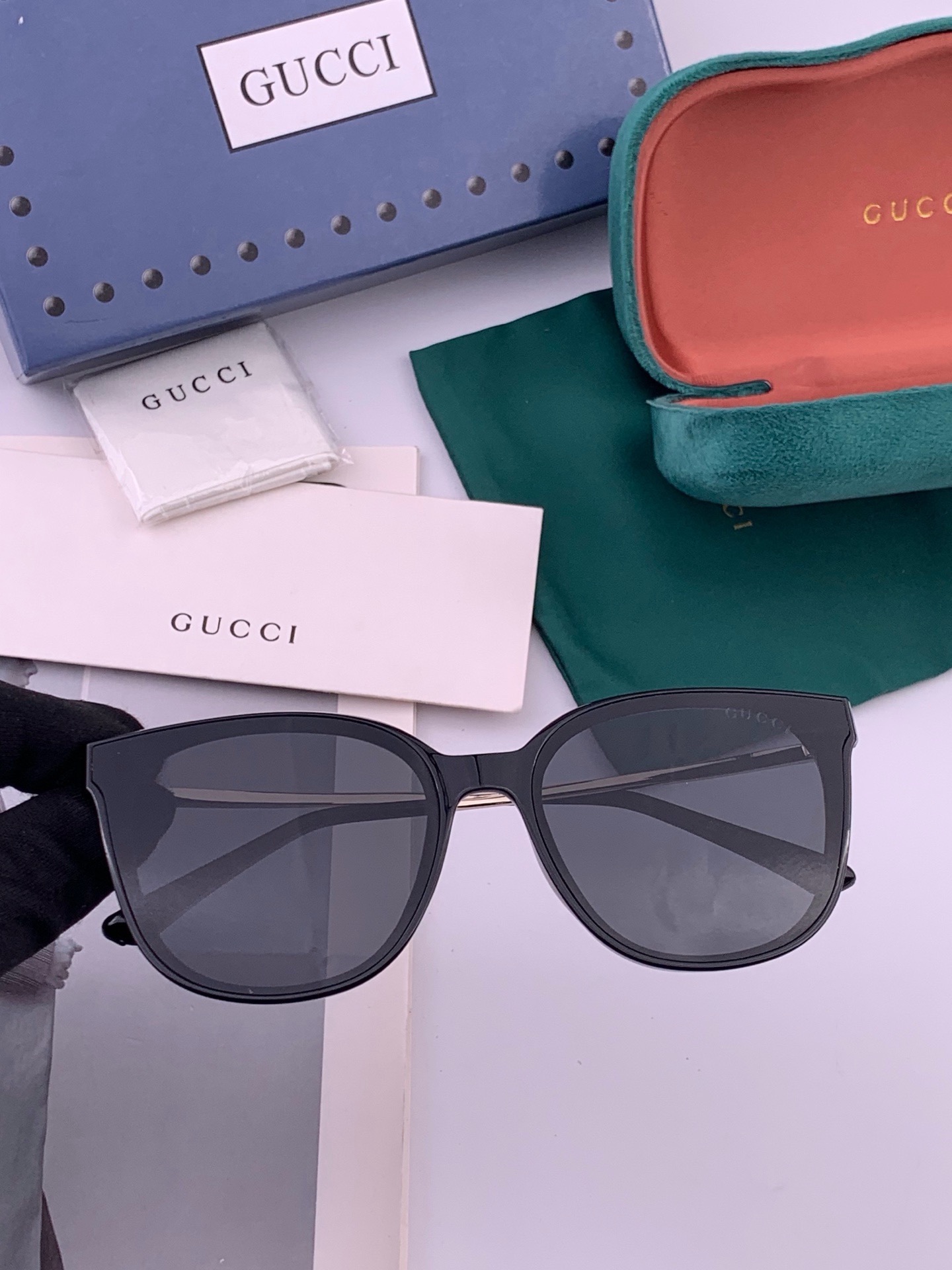 🆕   GUCCI  新款尼龙偏光太眼镜，情侣款时尚方框太阳镜佩戴舒适网红潮流款墨镜，大气女人范儿，大脸小脸都好看 ！型