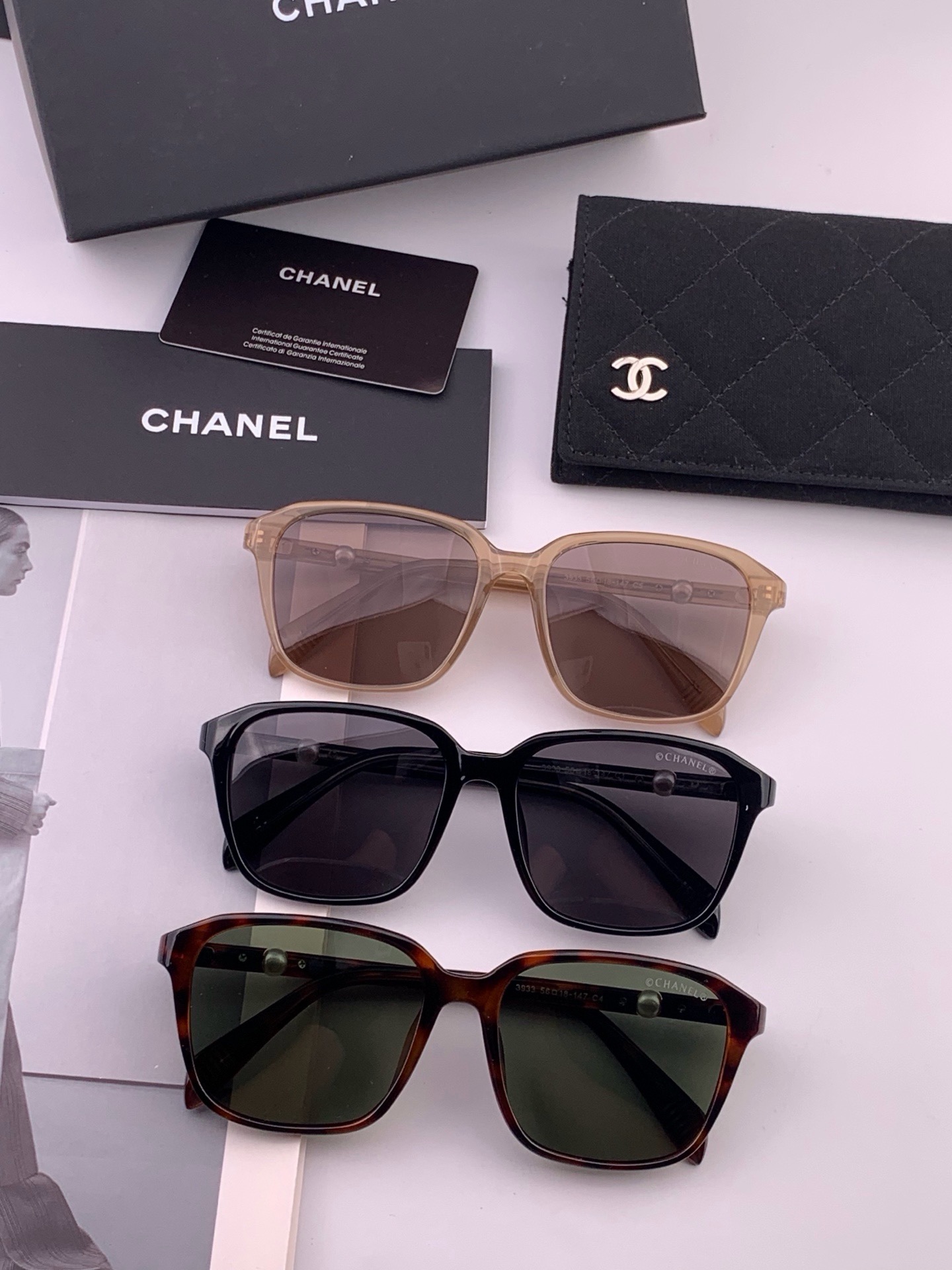 🆕  新品CHANEL 香奈儿太阳镜以独特魅力和前卫风格诠释春夏最新眼镜，以方框设计两边经典小香珍珠做点缀，中梁金属质感