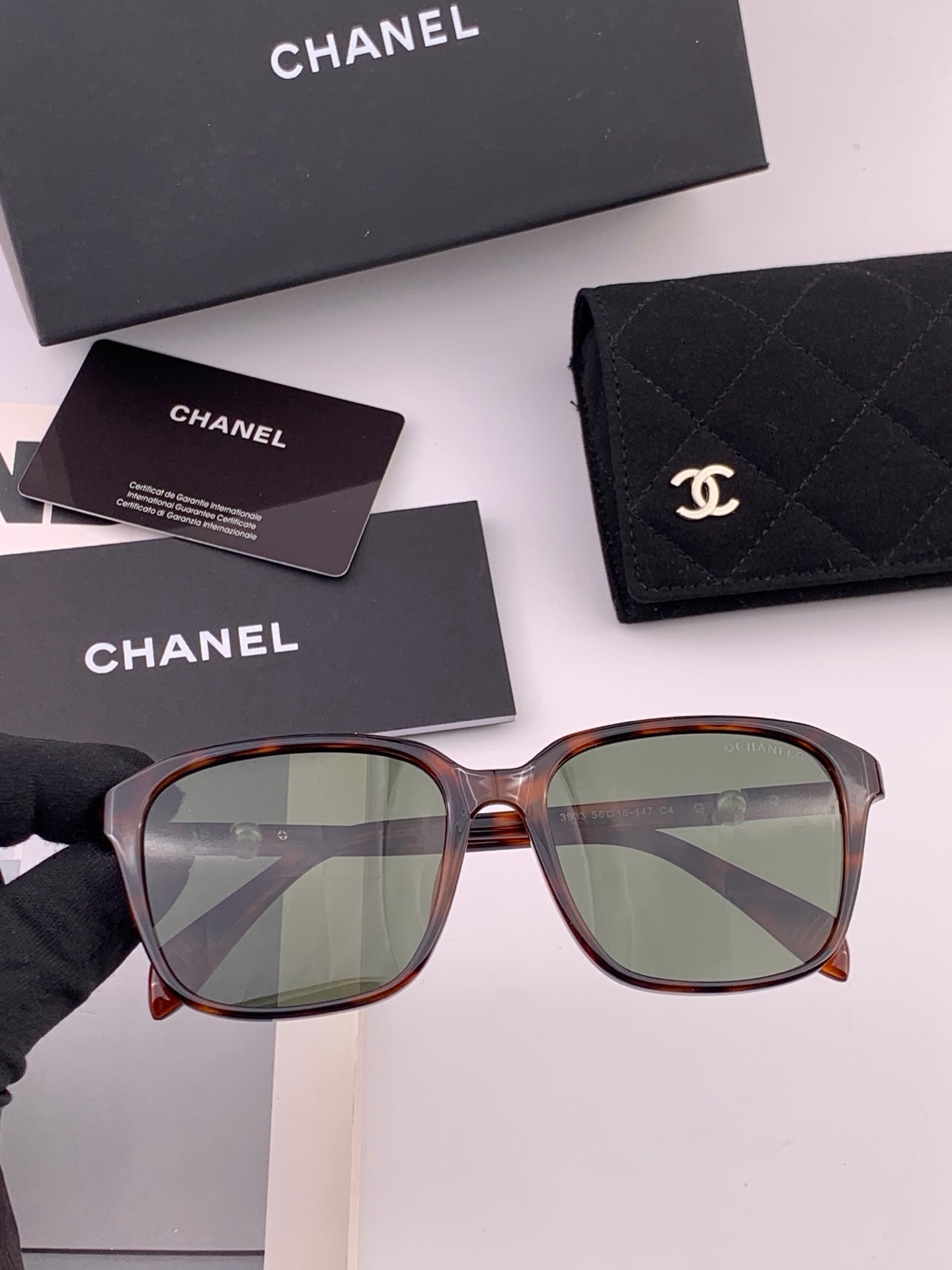 🆕  新品CHANEL 香奈儿太阳镜以独特魅力和前卫风格诠释春夏最新眼镜，以方框设计两边经典小香珍珠做点缀，中梁金属质感