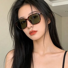 🆕 新品CHANEL 香奈儿太阳镜以独特魅力和前卫风格诠释春夏最新眼镜,以方框设计两边经典小香珍珠做点缀,中梁金属质感 🆕 新品CHANEL 香奈儿太阳镜以独特魅力和前卫风格诠释春夏最新眼镜,以方框设计两边经典小香珍珠做点缀,中梁金属质感