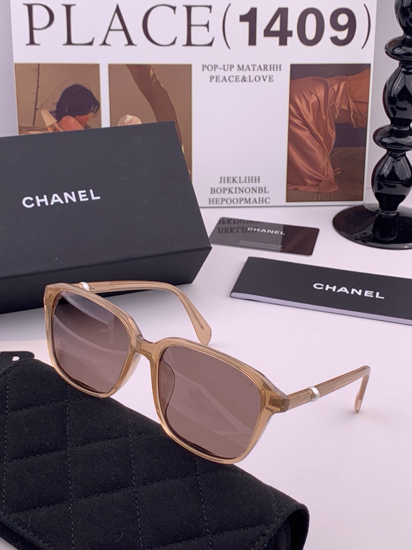 🆕  新品CHANEL 香奈儿太阳镜以独特魅力和前卫风格诠释春夏最新眼镜，以方框设计两边经典小香珍珠做点缀，中梁金属质感