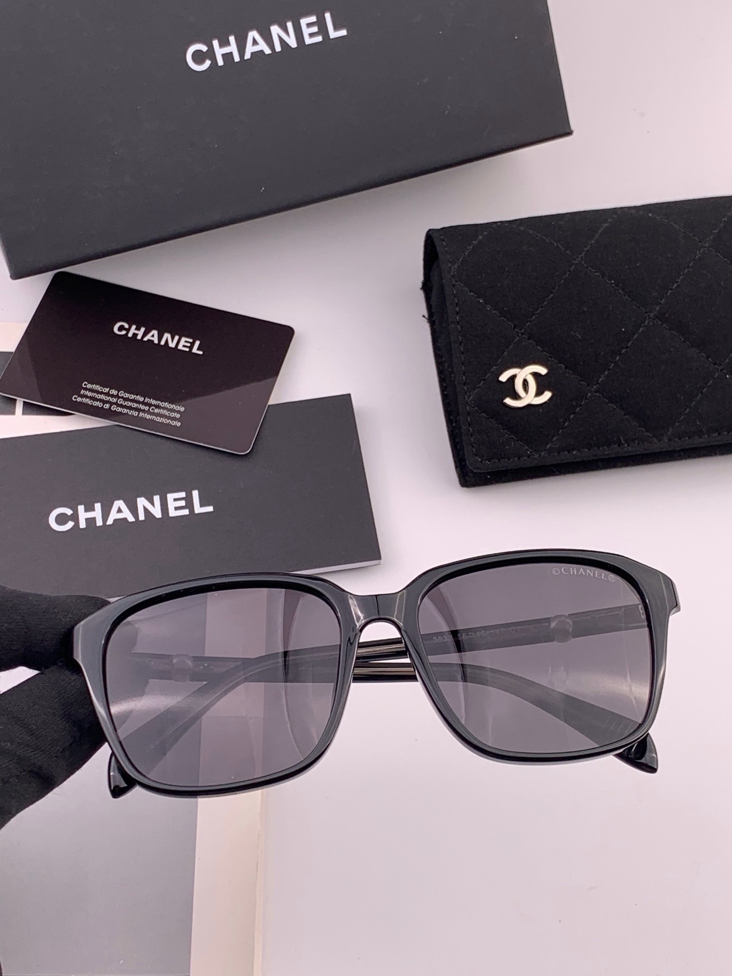 🆕  新品CHANEL 香奈儿太阳镜以独特魅力和前卫风格诠释春夏最新眼镜，以方框设计两边经典小香珍珠做点缀，中梁金属质感