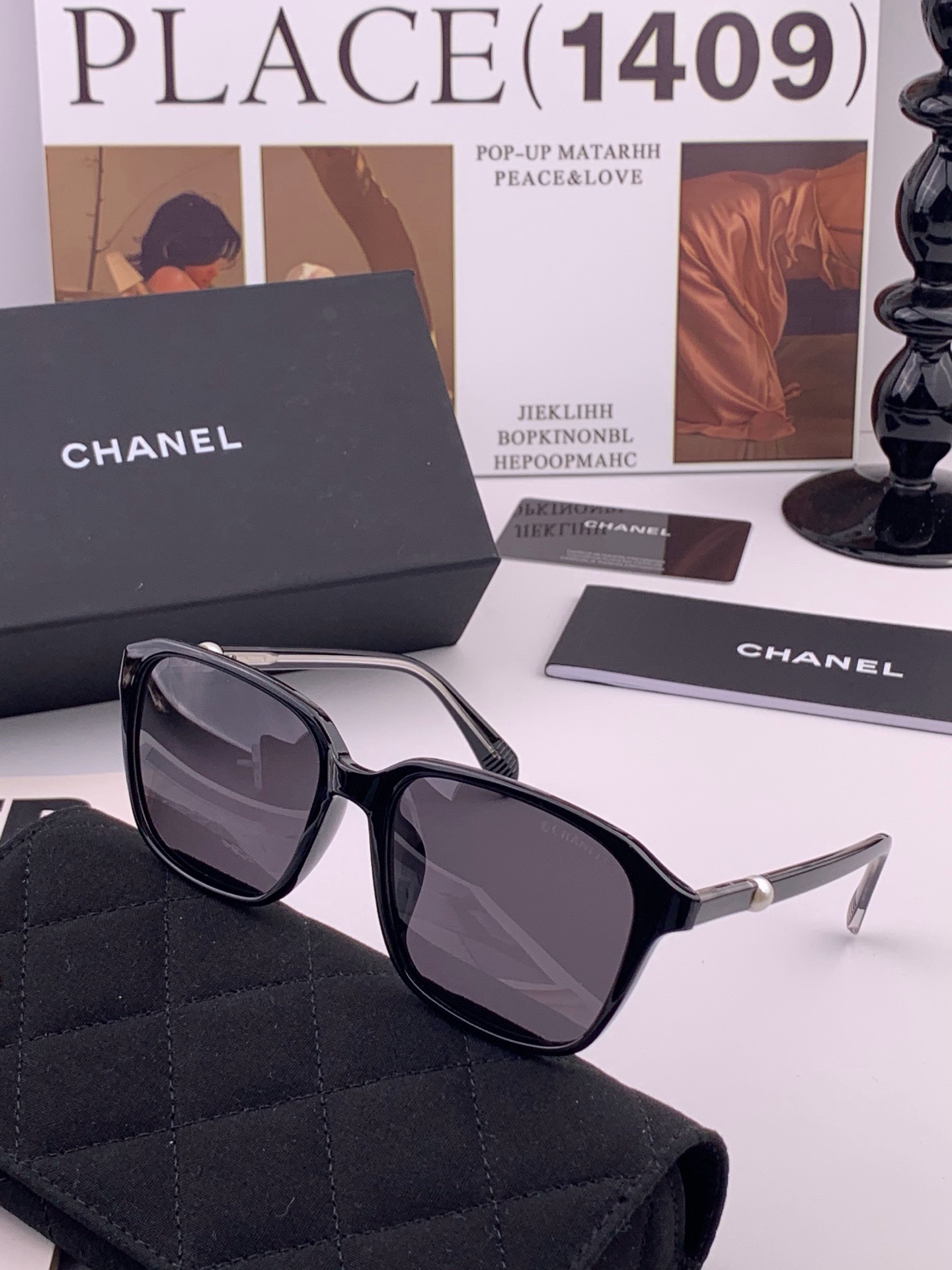 🆕  新品CHANEL 香奈儿太阳镜以独特魅力和前卫风格诠释春夏最新眼镜，以方框设计两边经典小香珍珠做点缀，中梁金属质感