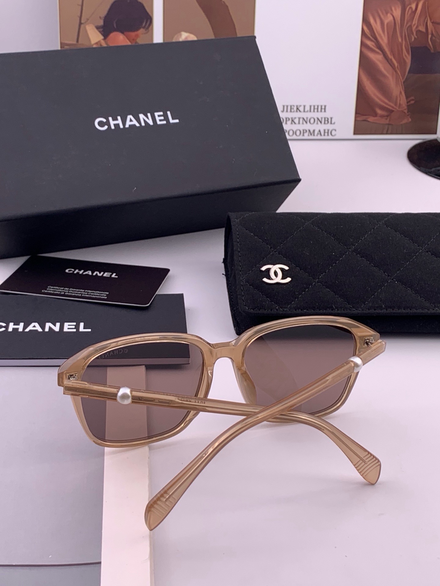 🆕  新品CHANEL 香奈儿太阳镜以独特魅力和前卫风格诠释春夏最新眼镜，以方框设计两边经典小香珍珠做点缀，中梁金属质感