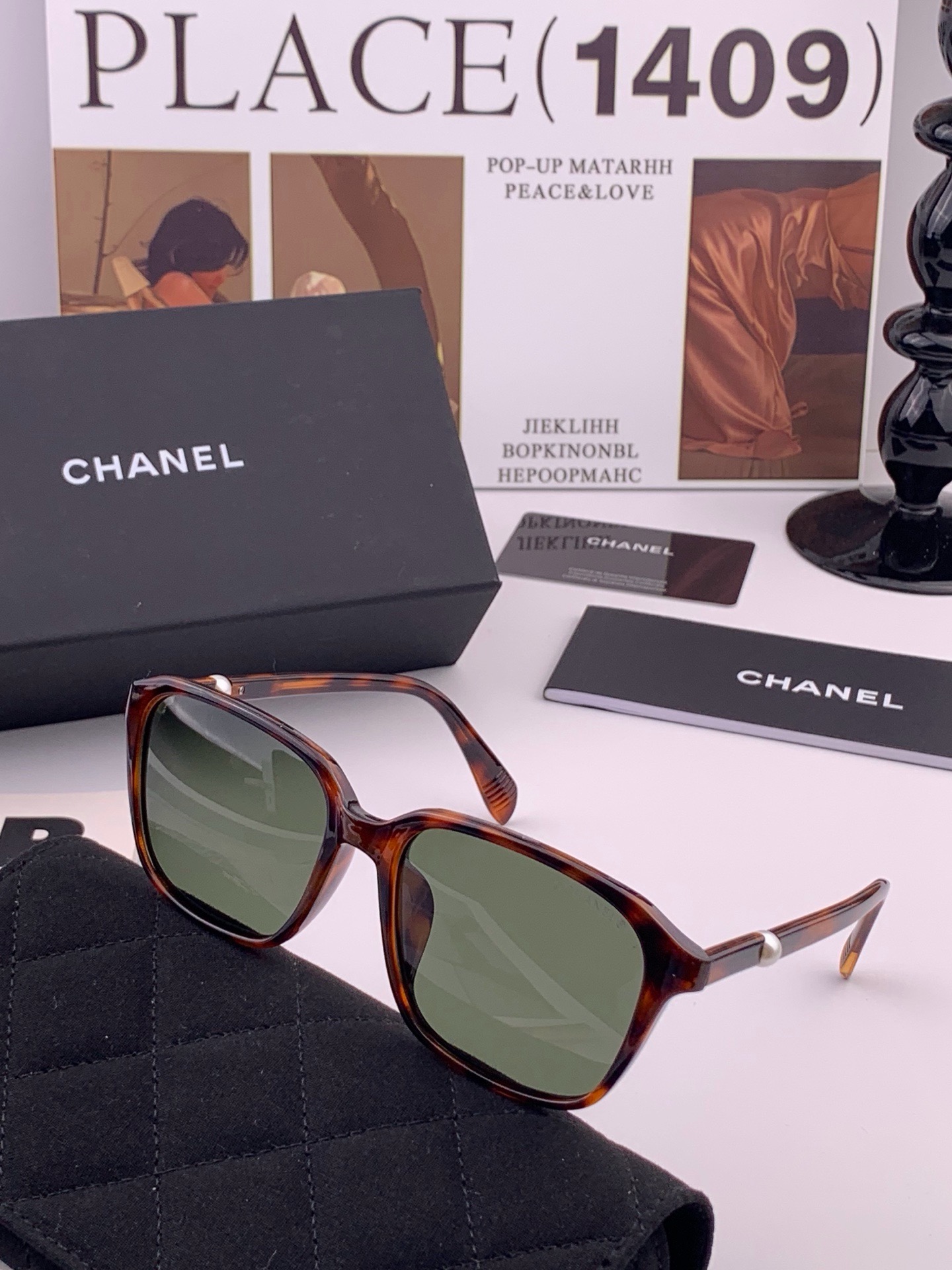 🆕  新品CHANEL 香奈儿太阳镜以独特魅力和前卫风格诠释春夏最新眼镜，以方框设计两边经典小香珍珠做点缀，中梁金属质感