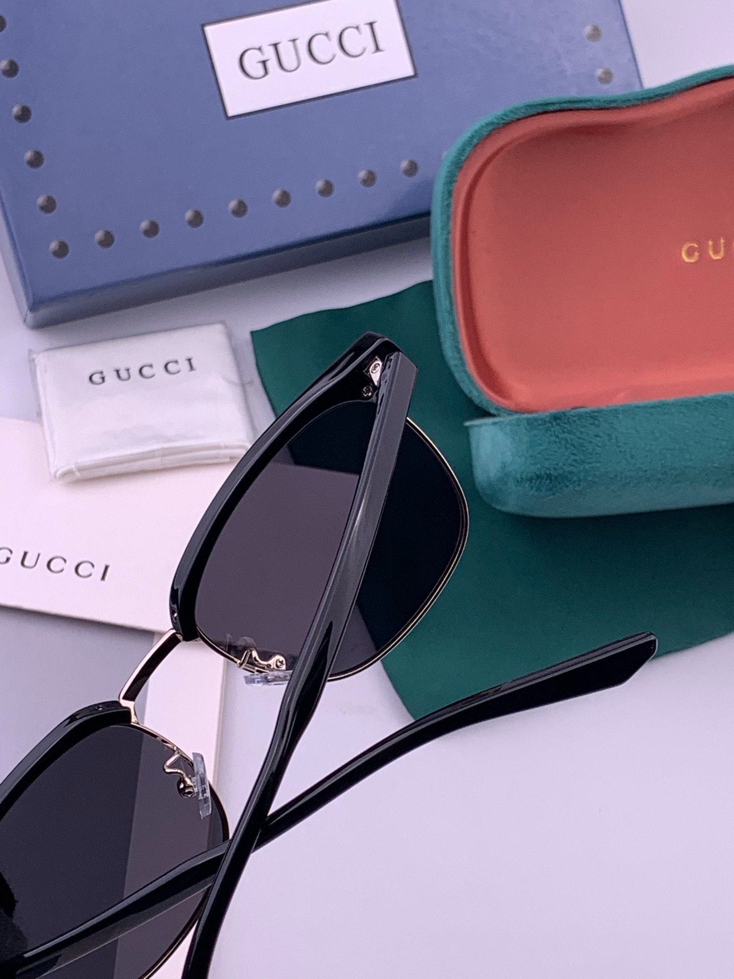 🆕 【GUCCI】新款GUCCI 时尚百搭大方框，别致半框设计 大气风格 全新清新配色，街拍气质护目太阳镜 ！型号：G3