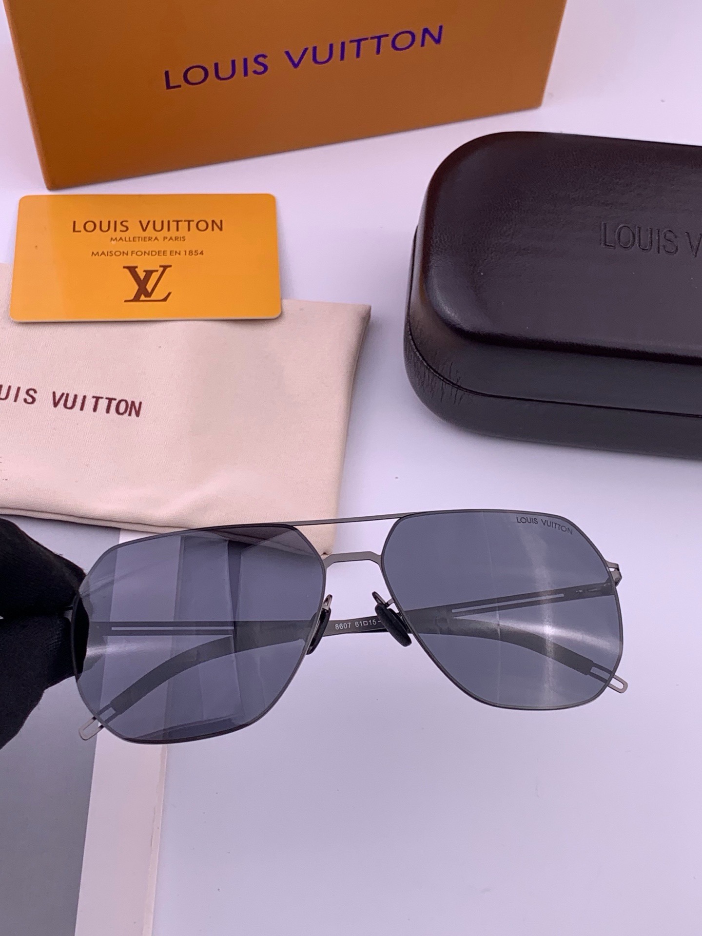 🆕 ♦️LV 新款男女情侣款太阳镜多边形墨镜i🆕 P电镀永不褪色 超轻超有弹性整幅眼镜无螺丝重要的是压不坏 高清尼龙镜片