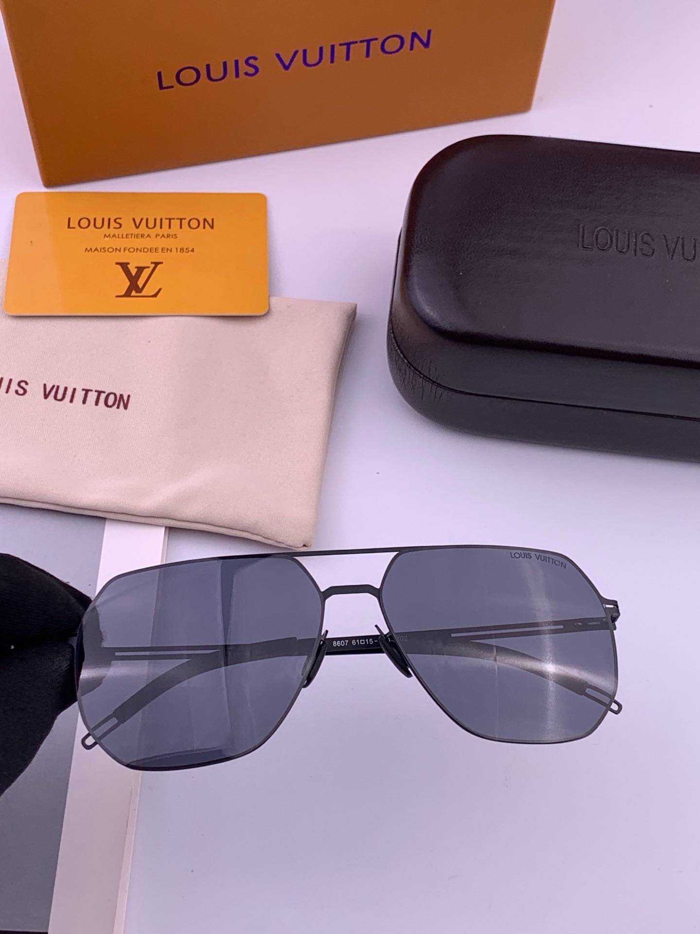 🆕 ♦️LV 新款男女情侣款太阳镜多边形墨镜i🆕 P电镀永不褪色 超轻超有弹性整幅眼镜无螺丝重要的是压不坏 高清尼龙镜片