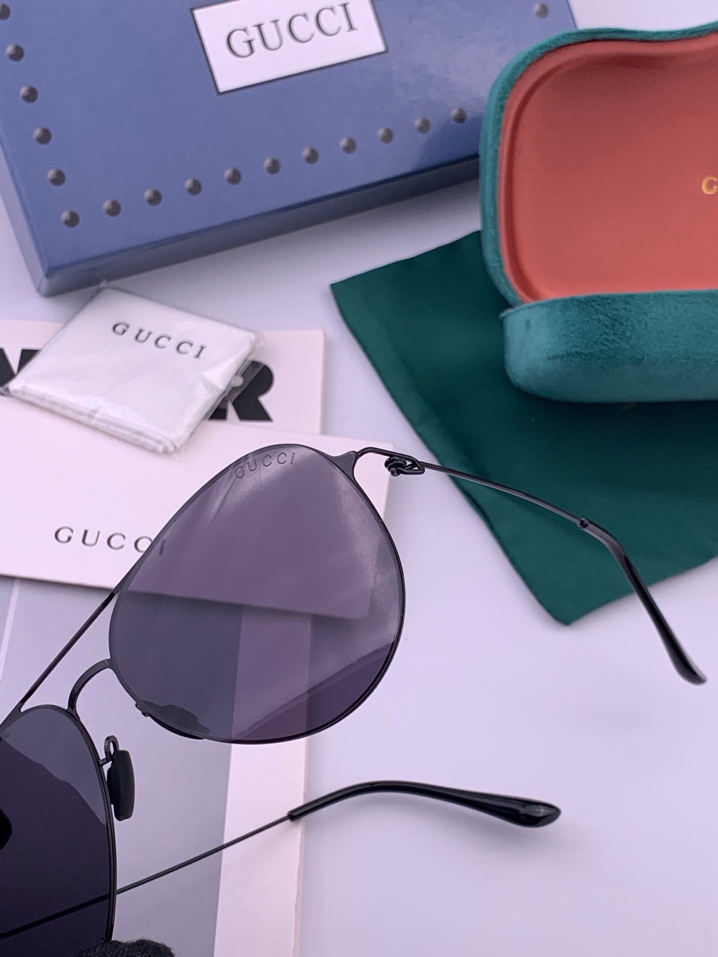 🆕   Gucci 春夏新款超轻无螺丝压不坏系列情侣款太阳镜高清尼龙镜片🦅完美品质，适合各种脸型，经典太阳镜亮相时装周.