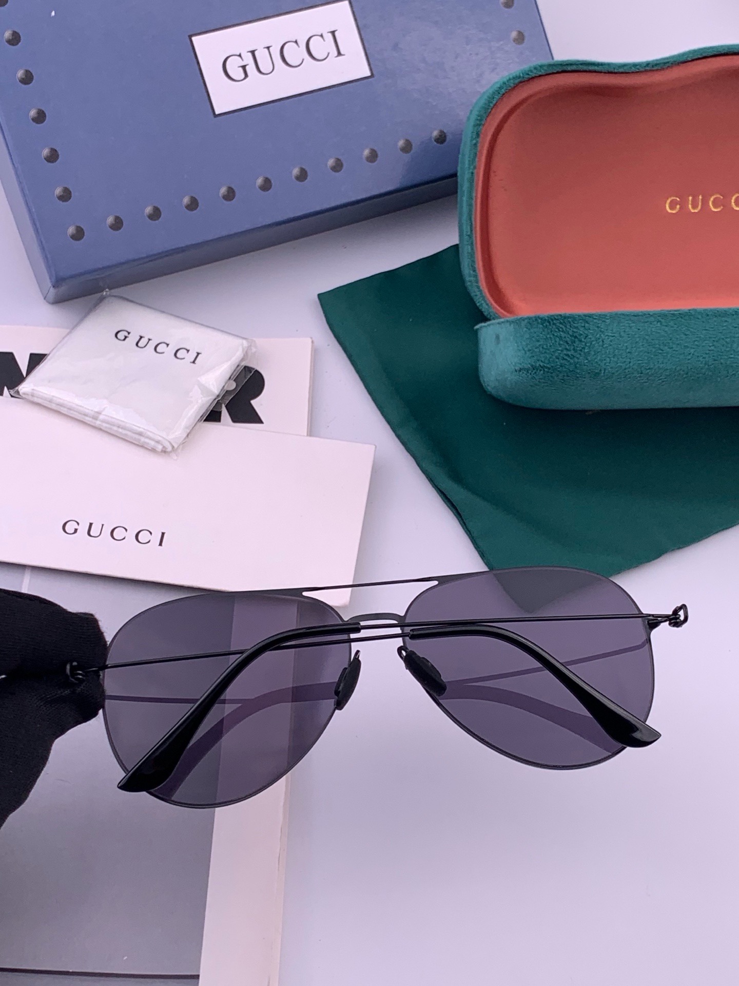 🆕   Gucci 春夏新款超轻无螺丝压不坏系列情侣款太阳镜高清尼龙镜片🦅完美品质，适合各种脸型，经典太阳镜亮相时装周.