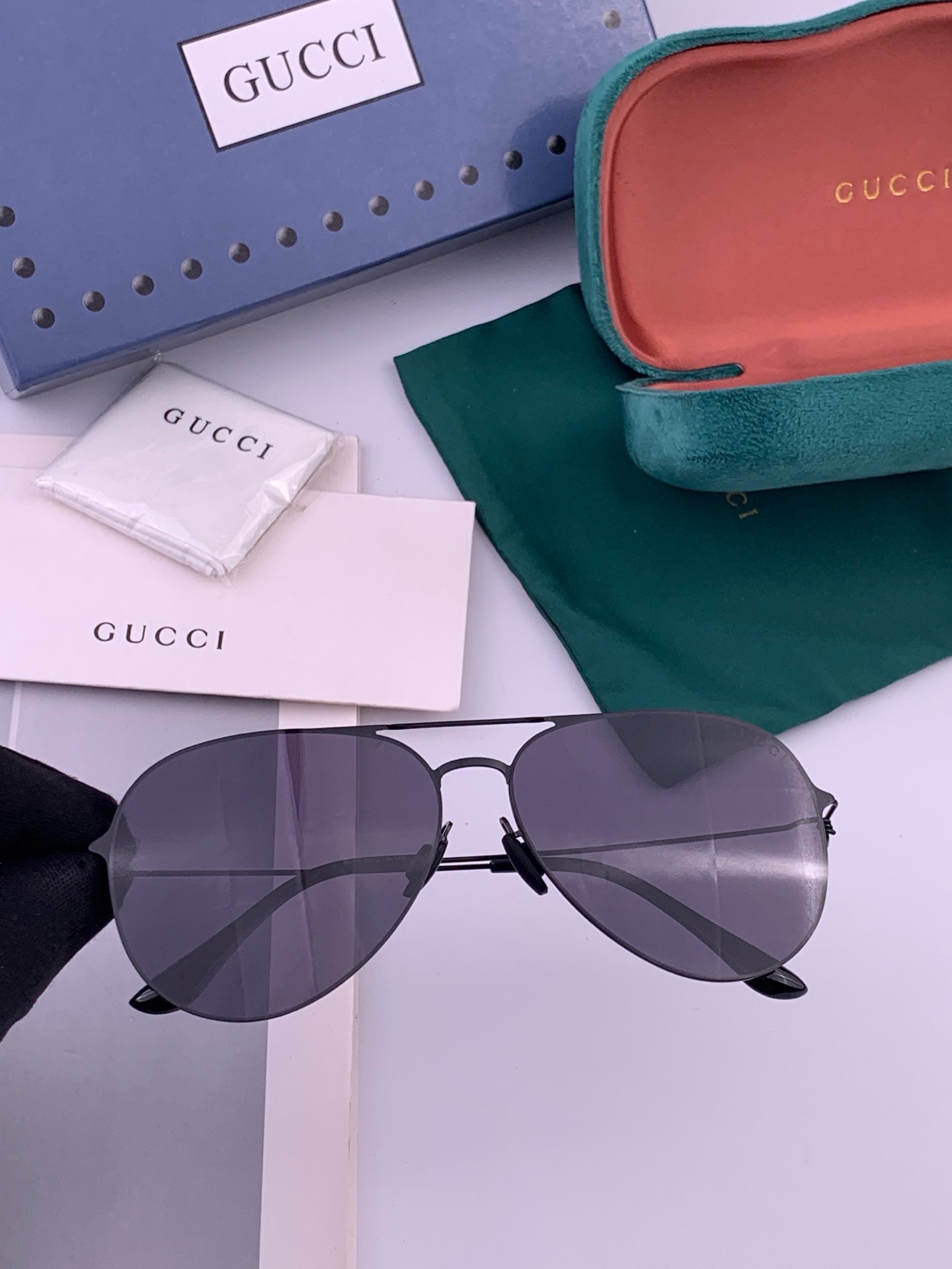 🆕   Gucci 春夏新款超轻无螺丝压不坏系列情侣款太阳镜高清尼龙镜片🦅完美品质，适合各种脸型，经典太阳镜亮相时装周.