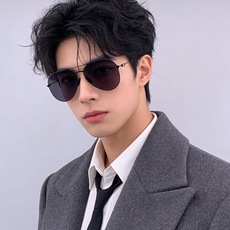 🆕 Gucci 春夏新款超轻无螺丝压不坏系列情侣款太阳镜高清尼龙镜片🦅完美品质,适合各种脸型,经典太阳镜亮相时装周. 🆕 Gucci 春夏新款超轻无螺丝压不坏系列情侣款太阳镜高清尼龙镜片🦅完美品质,适合各种脸型,经典太阳镜亮相时装周.