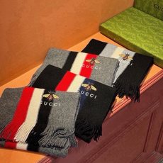🆕 男女同款,百分百纯羊绒 Gucci 高端羊绒针织围巾!】可正式,可随意,非常Classical的设计。这款织法比 🆕 男女同款,百分百纯羊绒 Gucci 高端羊绒针织围巾!】可正式,可随意,非常Classical的设计。这款织法比