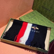 🆕 男女同款,百分百纯羊绒 Gucci 高端羊绒针织围巾!】可正式,可随意,非常Classical的设计。这款织法比 🆕 男女同款,百分百纯羊绒 Gucci 高端羊绒针织围巾!】可正式,可随意,非常Classical的设计。这款织法比
