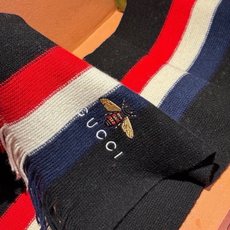 🆕 男女同款,百分百纯羊绒 Gucci 高端羊绒针织围巾!】可正式,可随意,非常Classical的设计。这款织法比 🆕 男女同款,百分百纯羊绒 Gucci 高端羊绒针织围巾!】可正式,可随意,非常Classical的设计。这款织法比