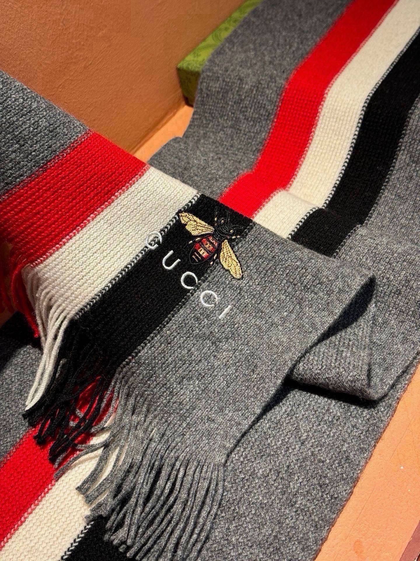 🆕 男女同款,百分百纯羊绒 Gucci 高端羊绒针织围巾!】可正式,可随意,非常Classical的设计。这款织法比 🆕 男女同款,百分百纯羊绒 Gucci 高端羊绒针织围巾!】可正式,可随意,非常Classical的设计。这款织法比