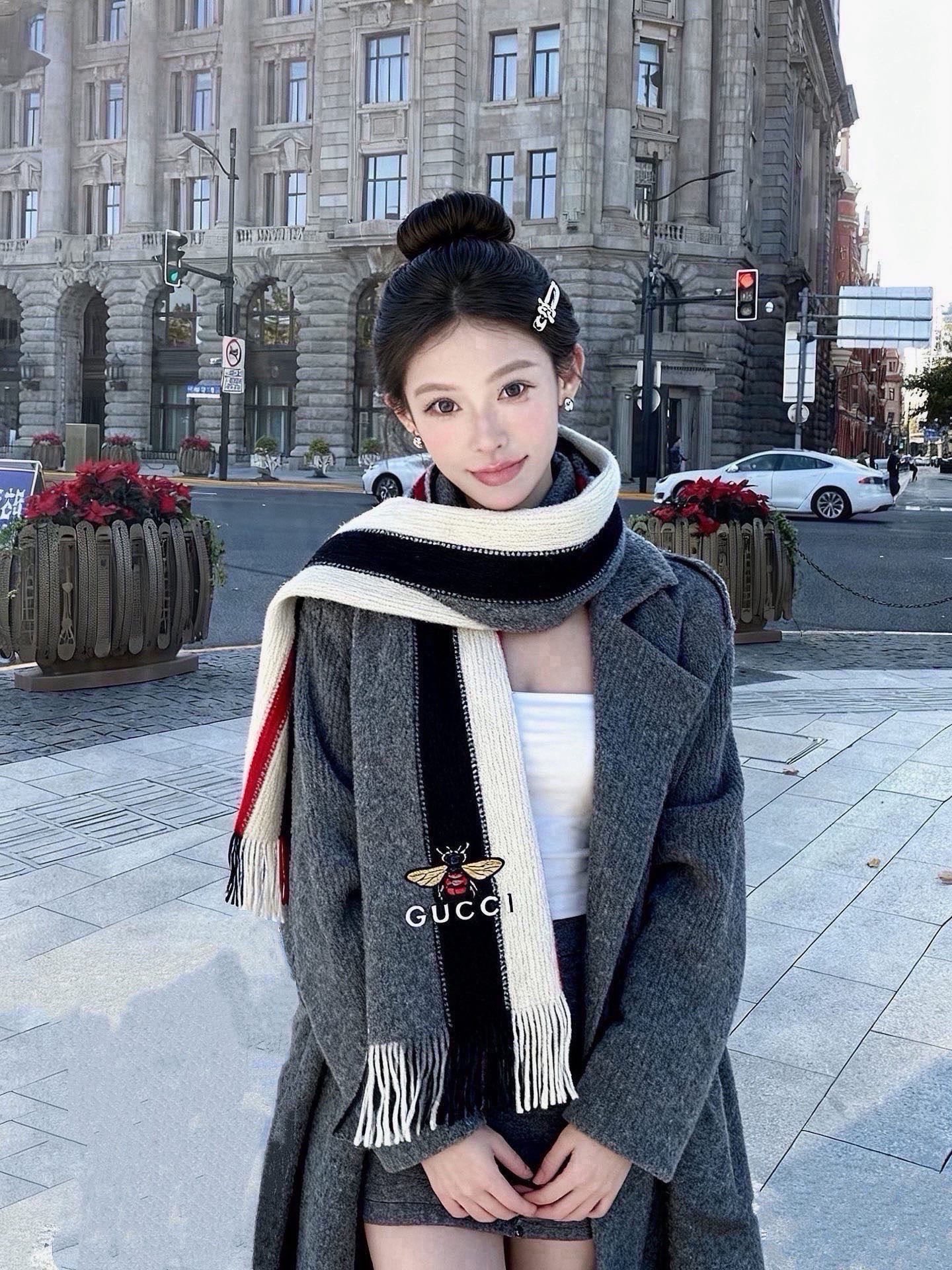 🆕 男女同款,百分百纯羊绒 Gucci 高端羊绒针织围巾!】可正式,可随意,非常Classical的设计。这款织法比 🆕 男女同款,百分百纯羊绒 Gucci 高端羊绒针织围巾!】可正式,可随意,非常Classical的设计。这款织法比