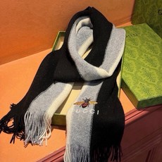 🆕 男女同款,百分百纯羊绒 Gucci 高端羊绒针织围巾!】可正式,可随意,非常Classical的设计。这款织法比 🆕 男女同款,百分百纯羊绒 Gucci 高端羊绒针织围巾!】可正式,可随意,非常Classical的设计。这款织法比