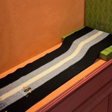 🆕 男女同款,百分百纯羊绒 Gucci 高端羊绒针织围巾!】可正式,可随意,非常Classical的设计。这款织法比 🆕 男女同款,百分百纯羊绒 Gucci 高端羊绒针织围巾!】可正式,可随意,非常Classical的设计。这款织法比