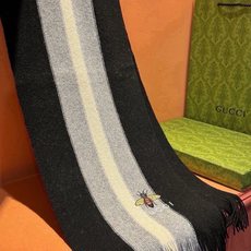 🆕 男女同款,百分百纯羊绒 Gucci 高端羊绒针织围巾!】可正式,可随意,非常Classical的设计。这款织法比 🆕 男女同款,百分百纯羊绒 Gucci 高端羊绒针织围巾!】可正式,可随意,非常Classical的设计。这款织法比