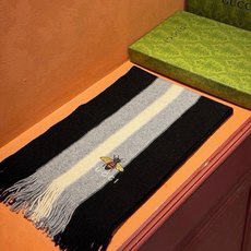 🆕 男女同款,百分百纯羊绒 Gucci 高端羊绒针织围巾!】可正式,可随意,非常Classical的设计。这款织法比 🆕 男女同款,百分百纯羊绒 Gucci 高端羊绒针织围巾!】可正式,可随意,非常Classical的设计。这款织法比